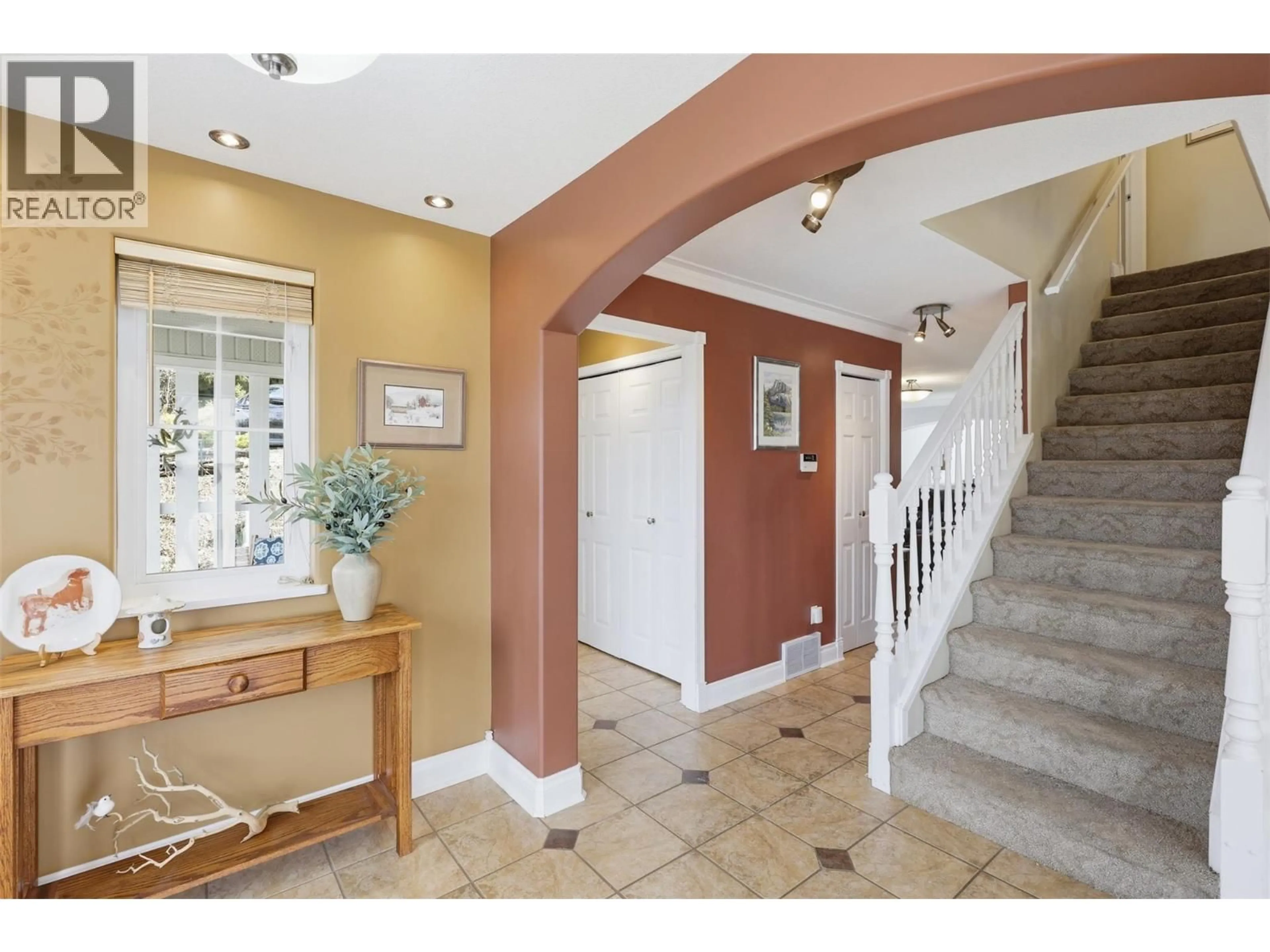 Indoor foyer for 4948 WOODLAND COURT, Kamloops British Columbia V2C6V5