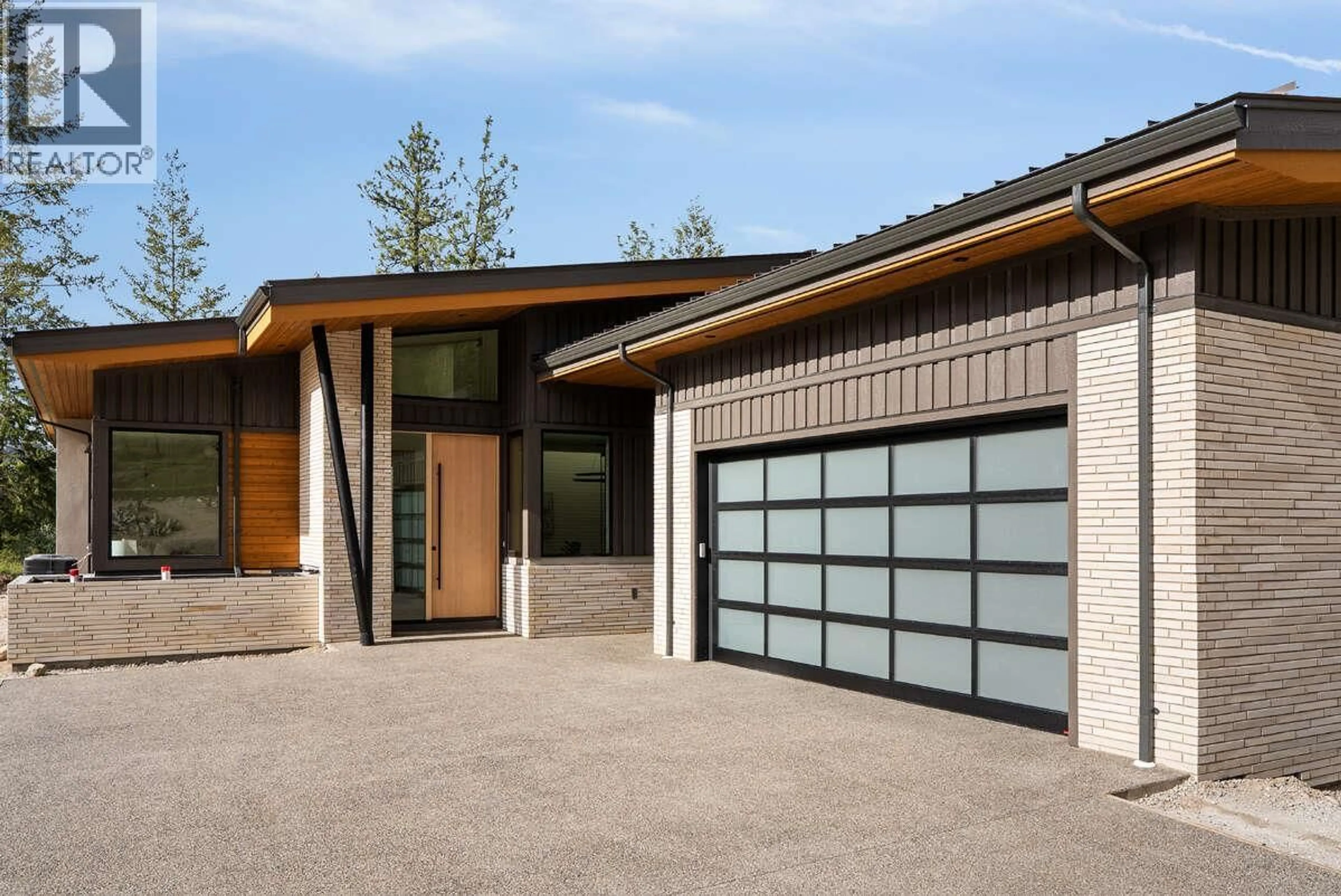 Indoor garage for 818 PREDATOR RIDGE DRIVE, Vernon British Columbia V1H1G4