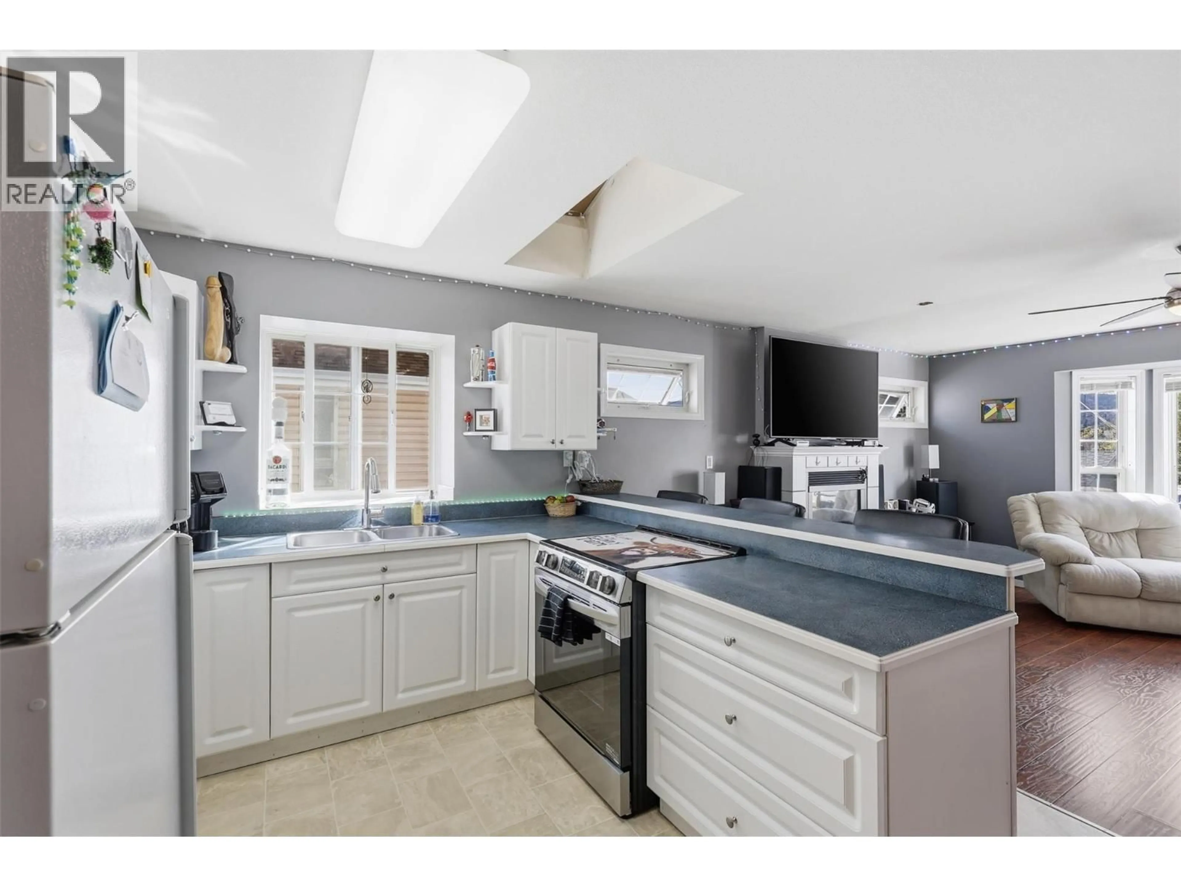 Open concept kitchen, unknown for 249 JUNIPER AVENUE, Kamloops British Columbia V2B1H8