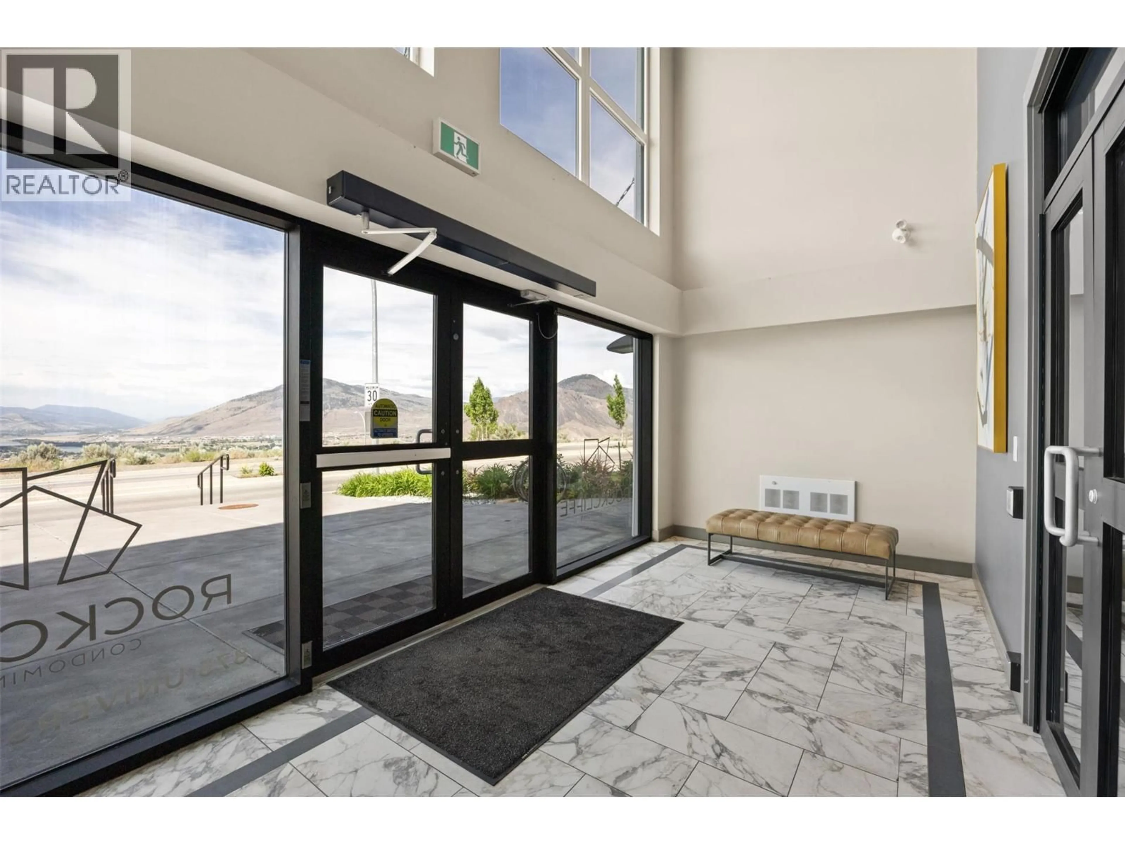 Indoor foyer for 207 - 875 UNIVERSITY DRIVE, Kamloops British Columbia V2C0J8