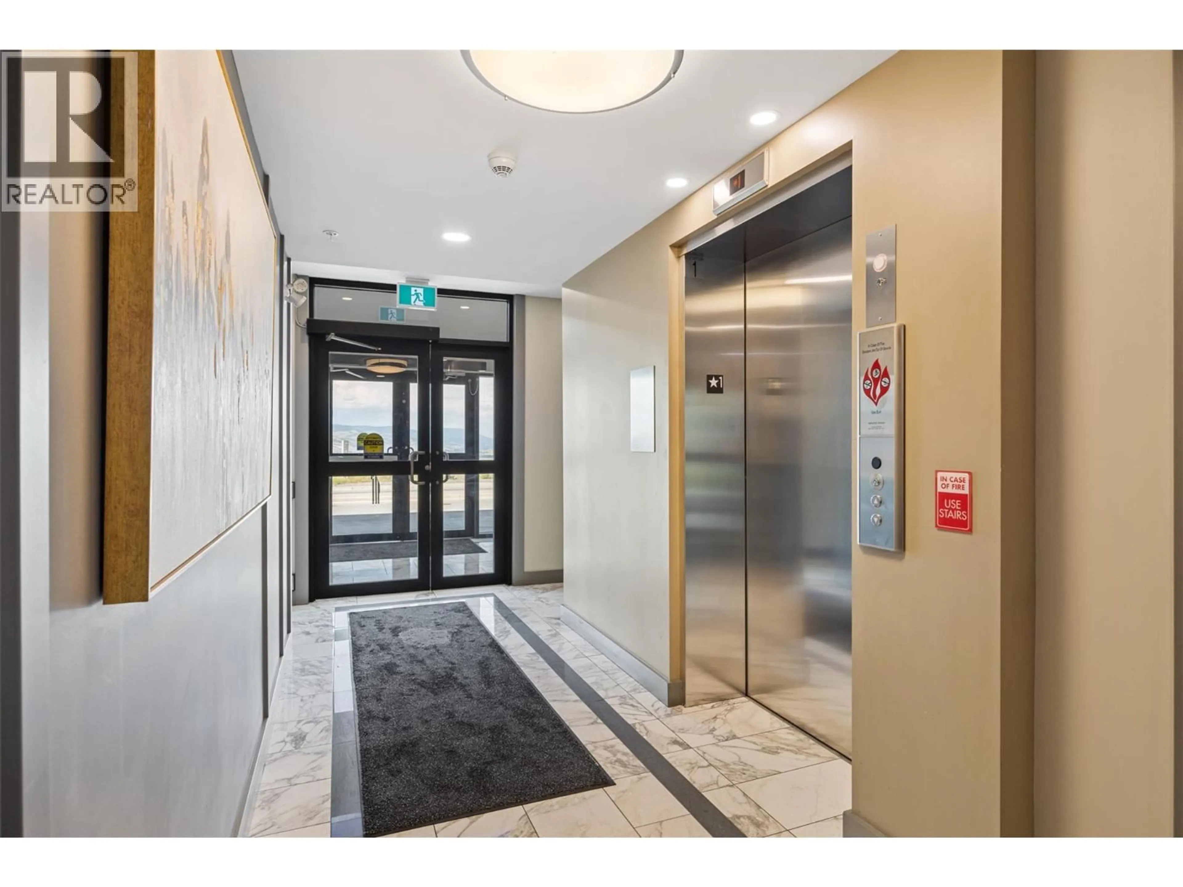 Indoor foyer for 207 - 875 UNIVERSITY DRIVE, Kamloops British Columbia V2C0J8