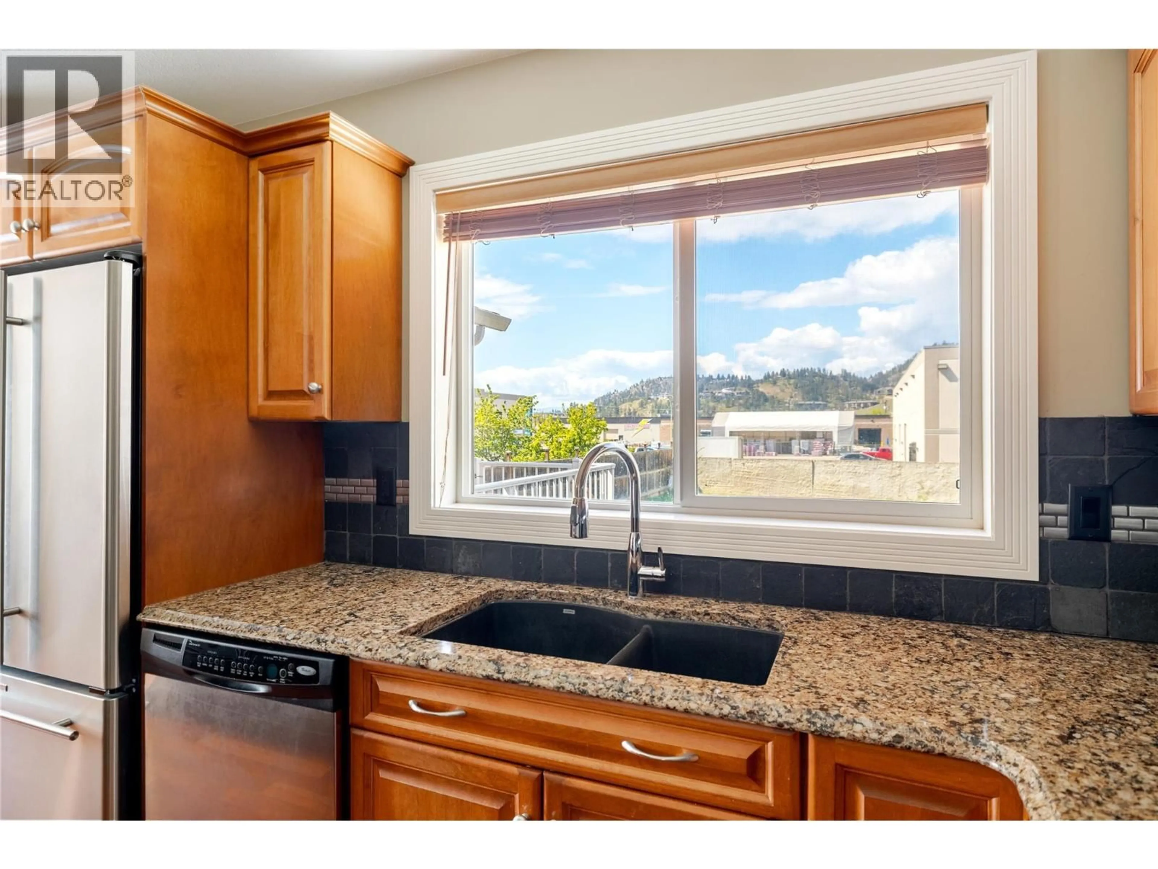 Standard kitchen, ceramic/tile floor for 940 MAYFAIR ROAD, Kelowna British Columbia V1X5G8