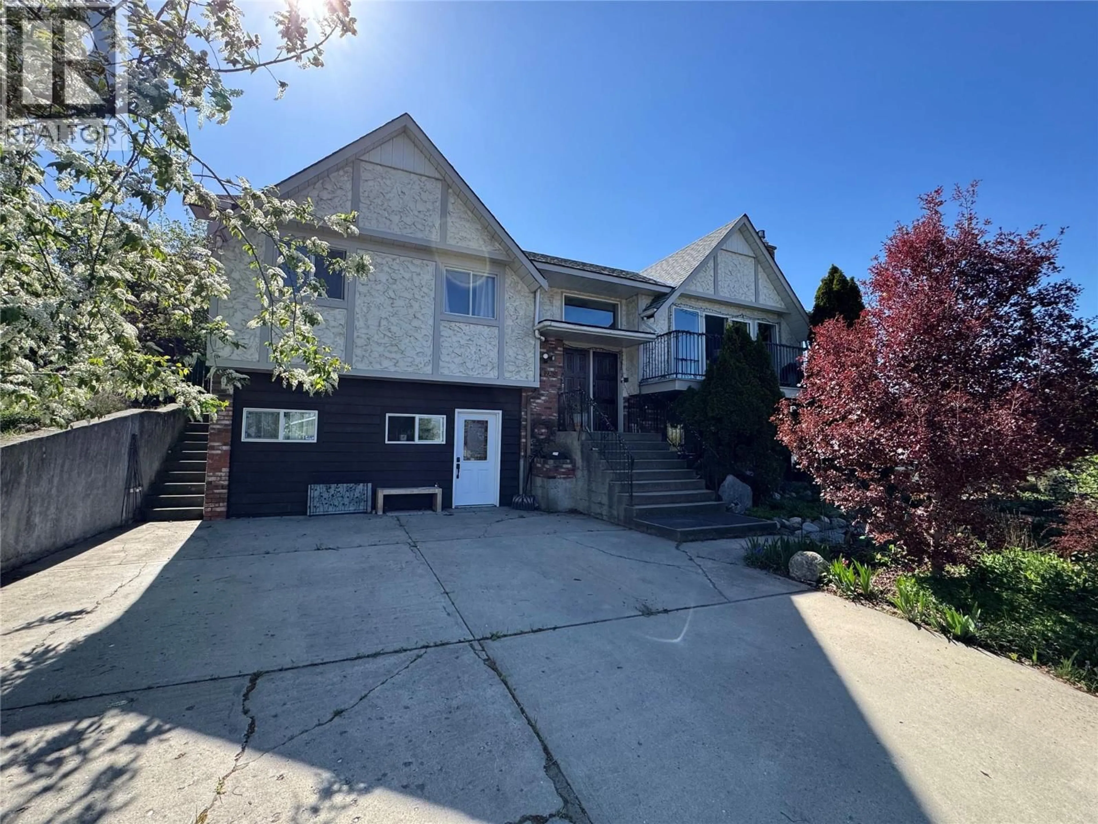 A pic from outside/outdoor area/front of a property/back of a property/a pic from drone, street for 3928 15 CRESCENT, Vernon British Columbia V1T7H4