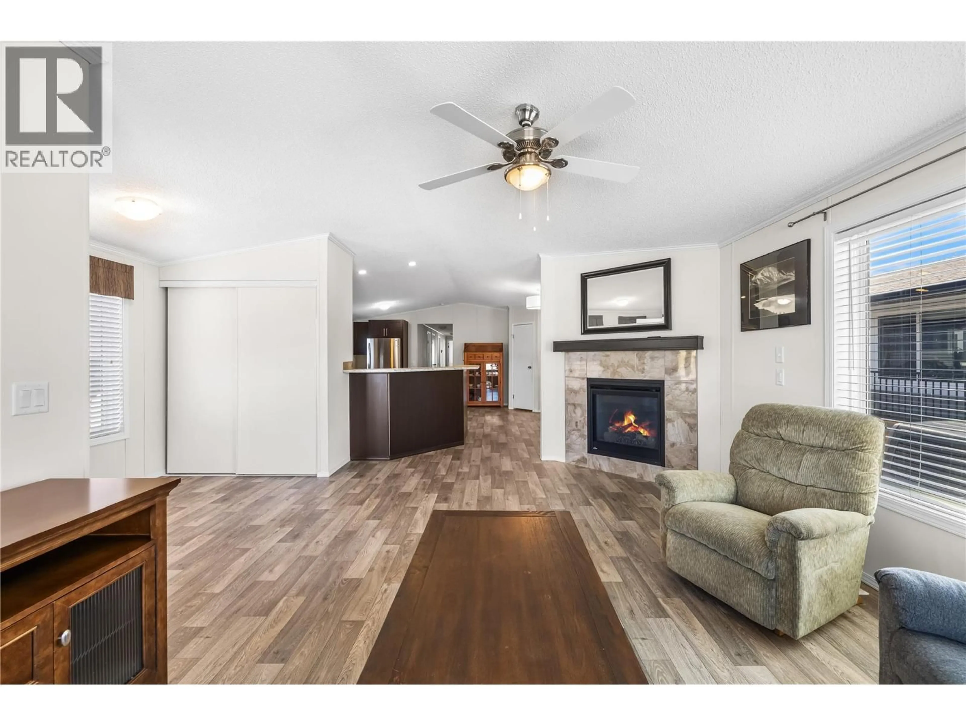 Living room with furniture, wood/laminate floor for 8 - 316 CANYON STREET, Creston British Columbia V0B1G3