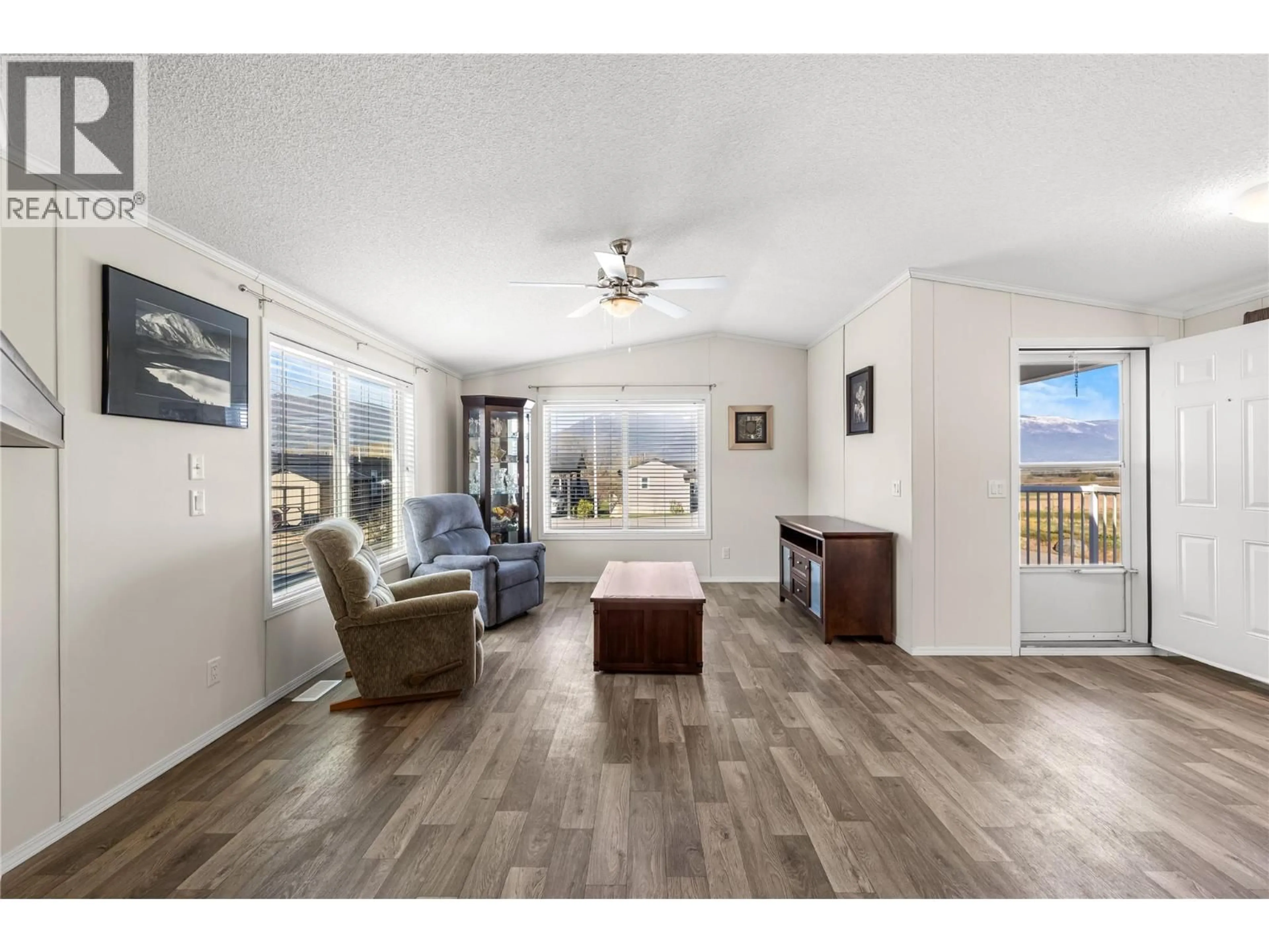 Living room with furniture, wood/laminate floor for 8 - 316 CANYON STREET, Creston British Columbia V0B1G3