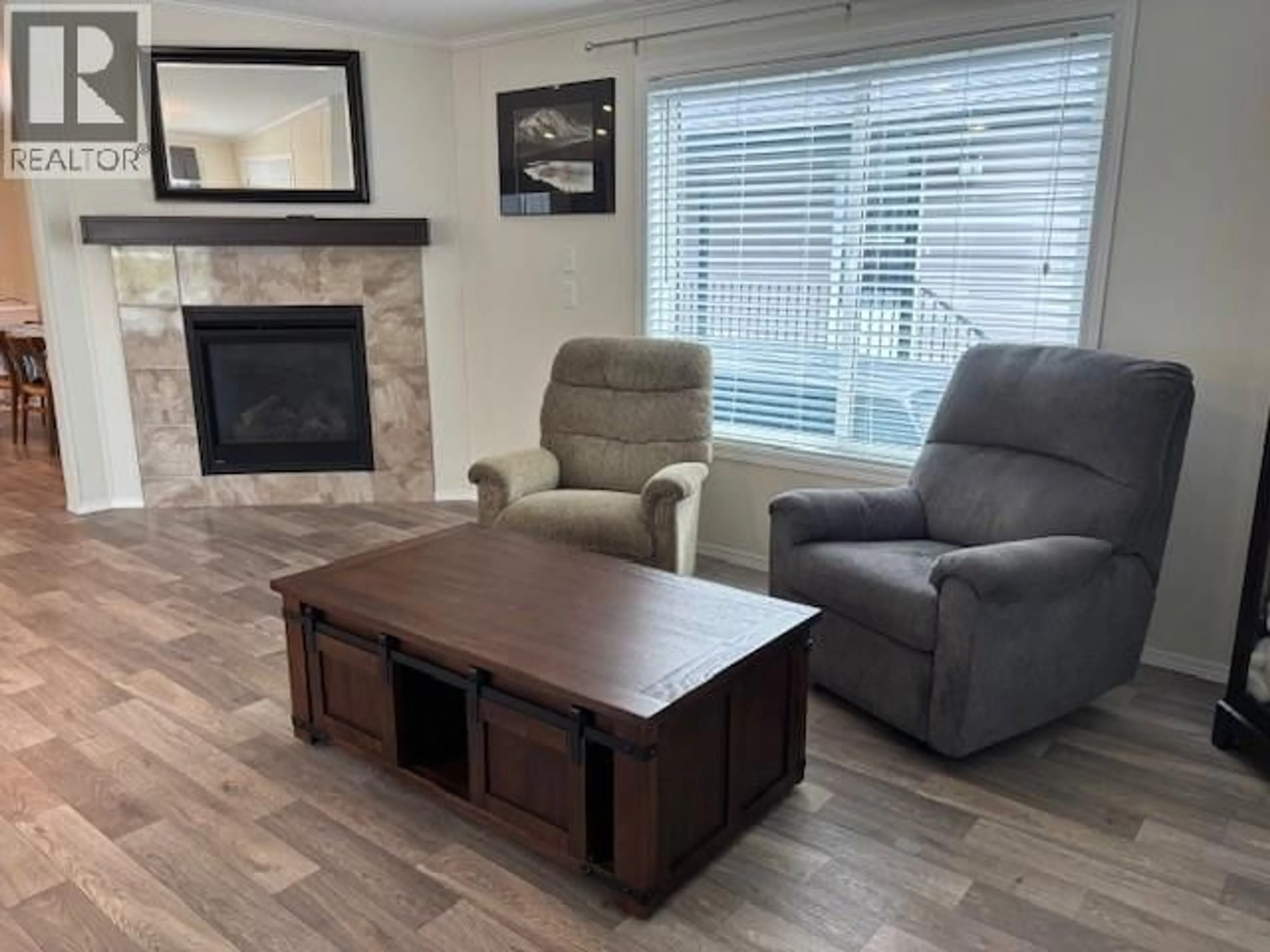 Living room with furniture, wood/laminate floor for 8 - 316 CANYON STREET, Creston British Columbia V0B1G3