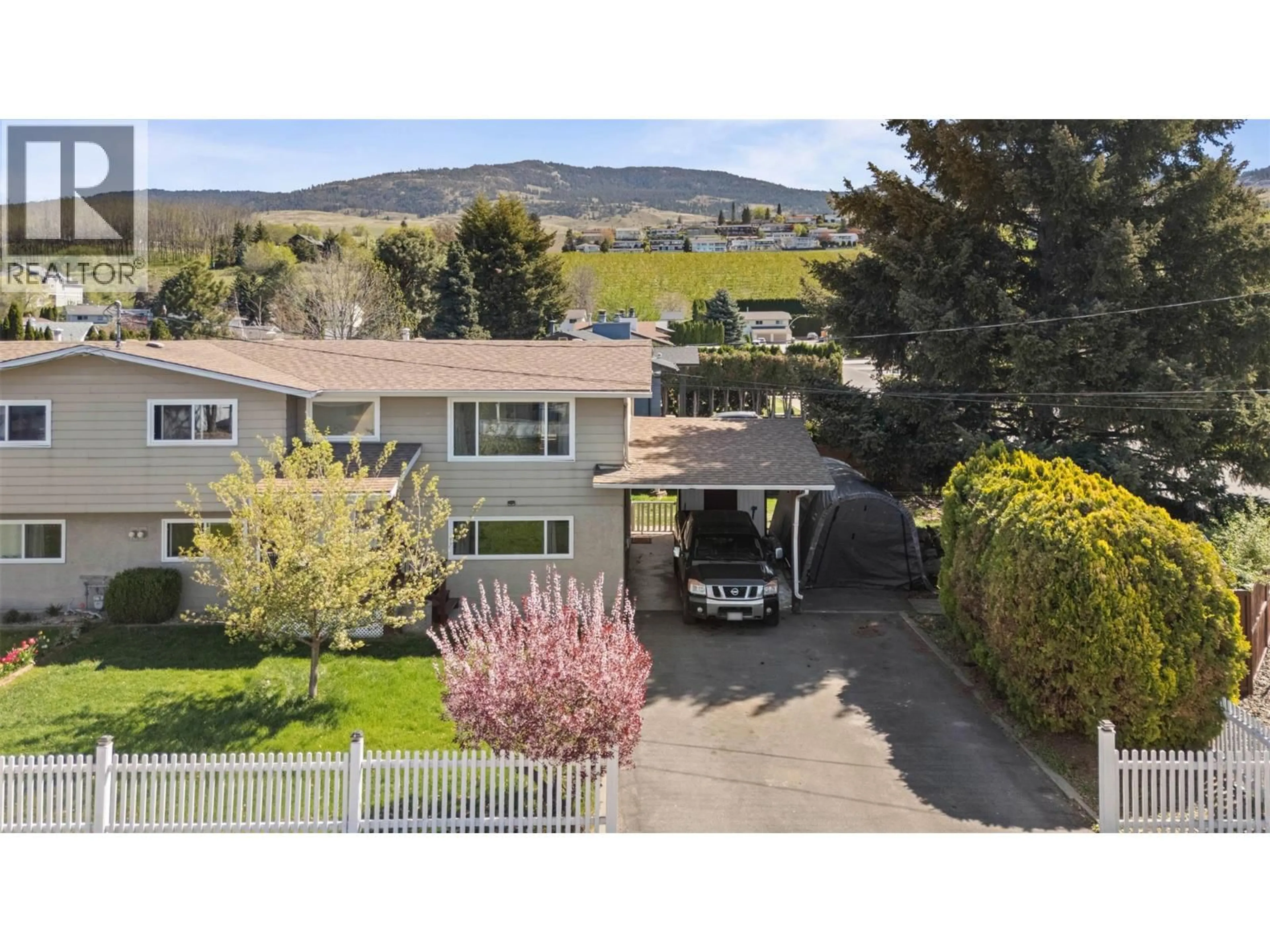 A pic from outside/outdoor area/front of a property/back of a property/a pic from drone, mountain view for 563 HEMLOCK ROAD, Kelowna British Columbia V1X4W8