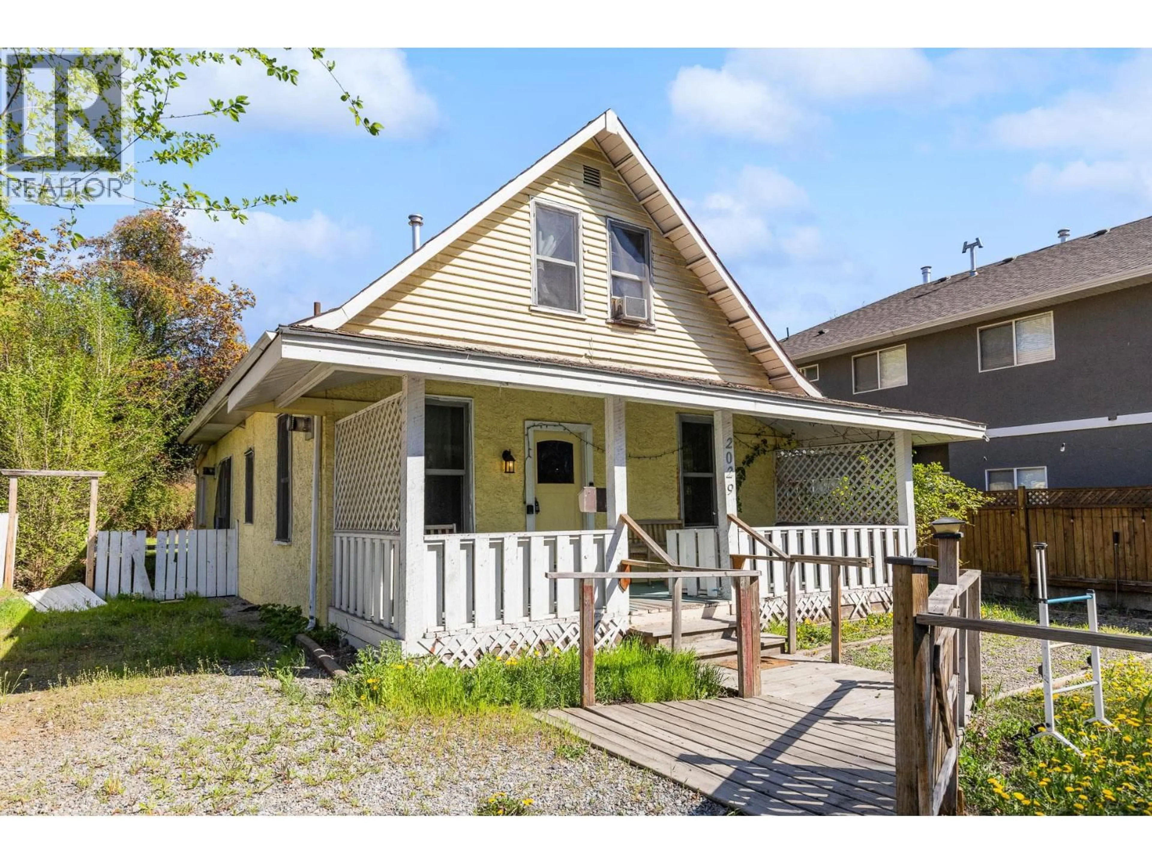 Home with vinyl exterior material, street for 2029 RICHTER STREET, Kelowna British Columbia V1Y2N4