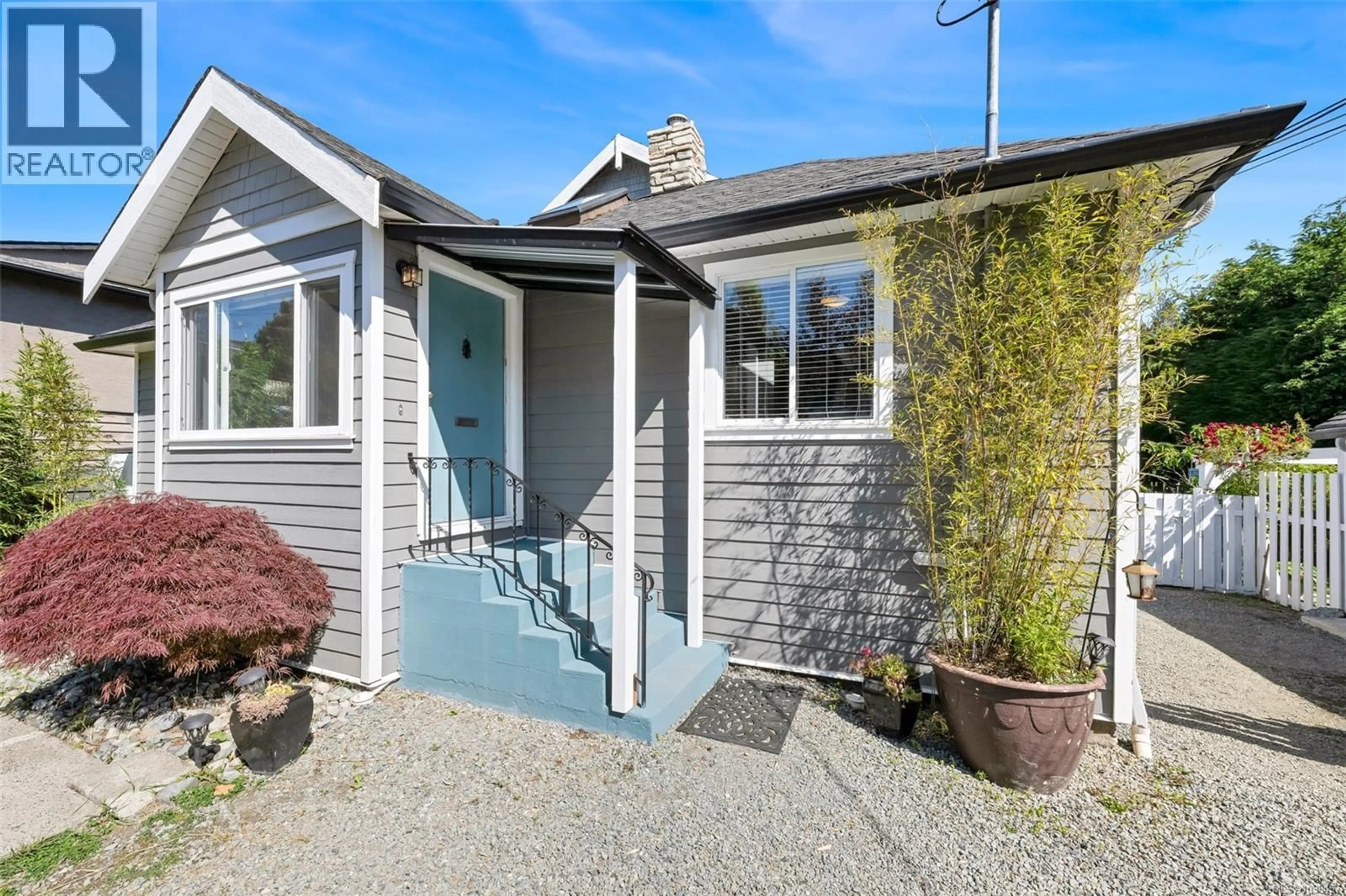 Home with vinyl exterior material, street for 610 RALPH STREET, Saanich British Columbia V8Z1Z5
