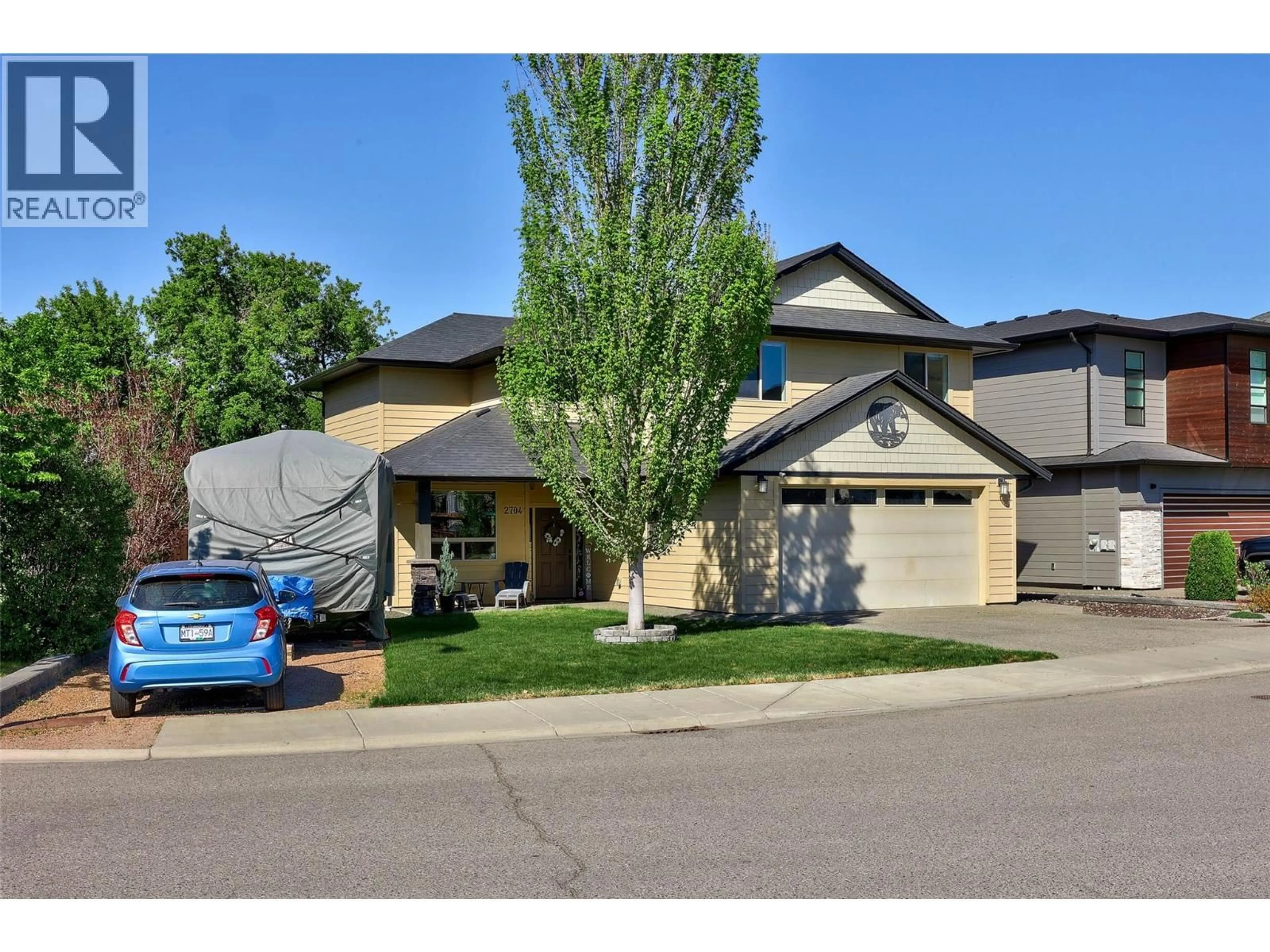 Home with vinyl exterior material, street for 2704 BEACHMOUNT CRESCENT, Kamloops British Columbia V2B0E6