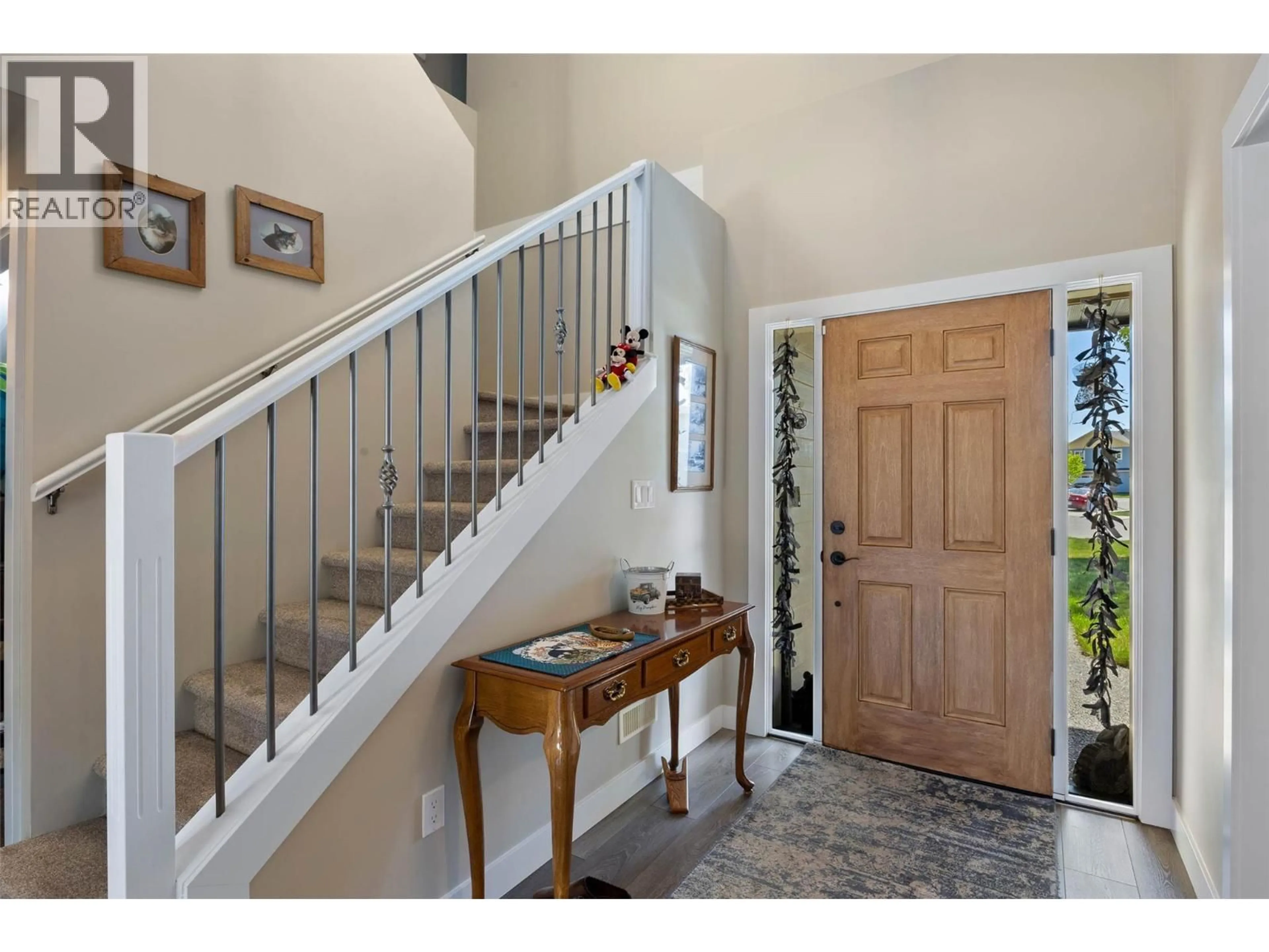 Indoor entryway for 2704 BEACHMOUNT CRESCENT, Kamloops British Columbia V2B0E6
