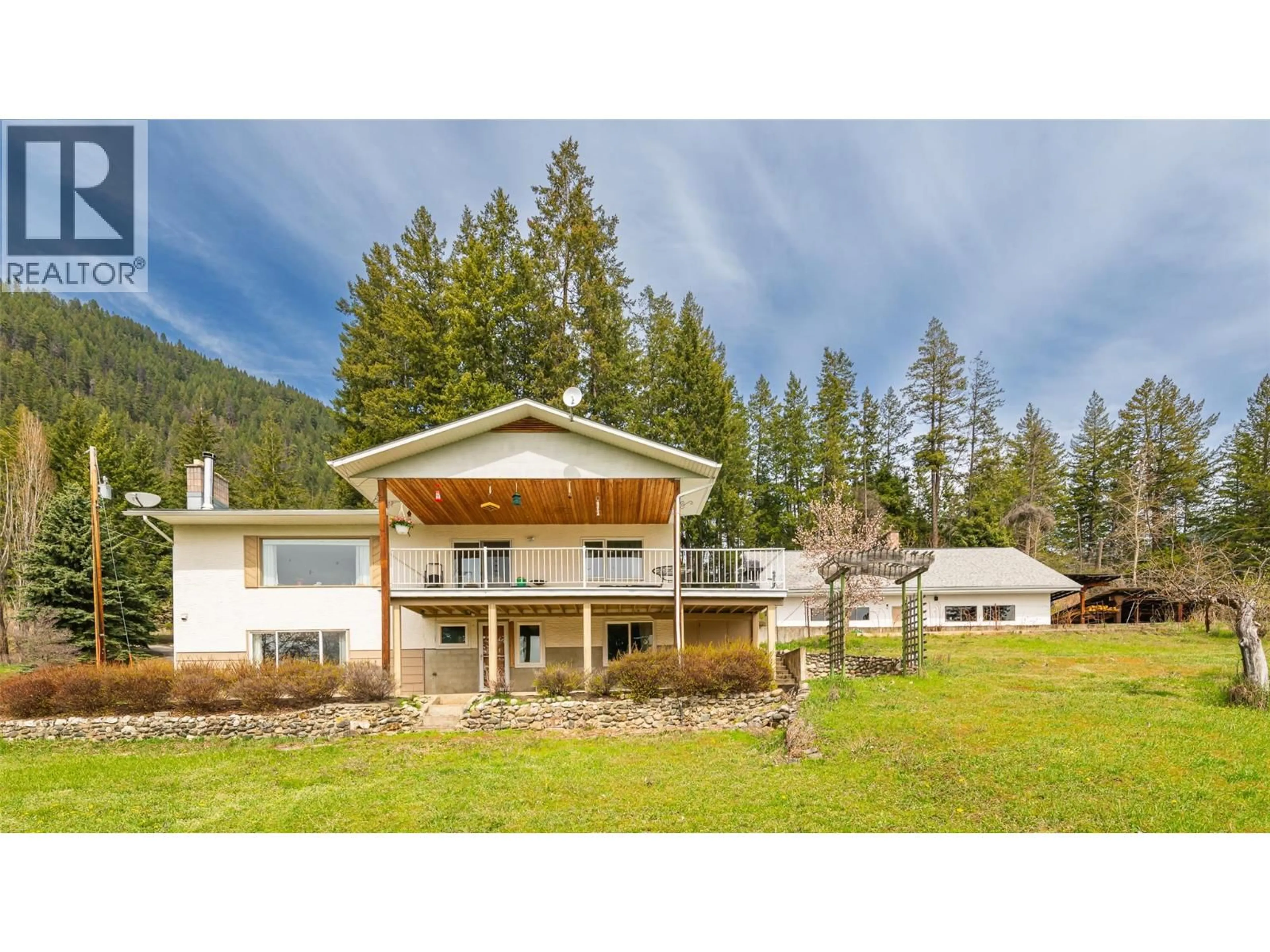 A pic from outside/outdoor area/front of a property/back of a property/a pic from drone, mountain view for 5660 CORY ROAD, Wynndel British Columbia V0B2N1