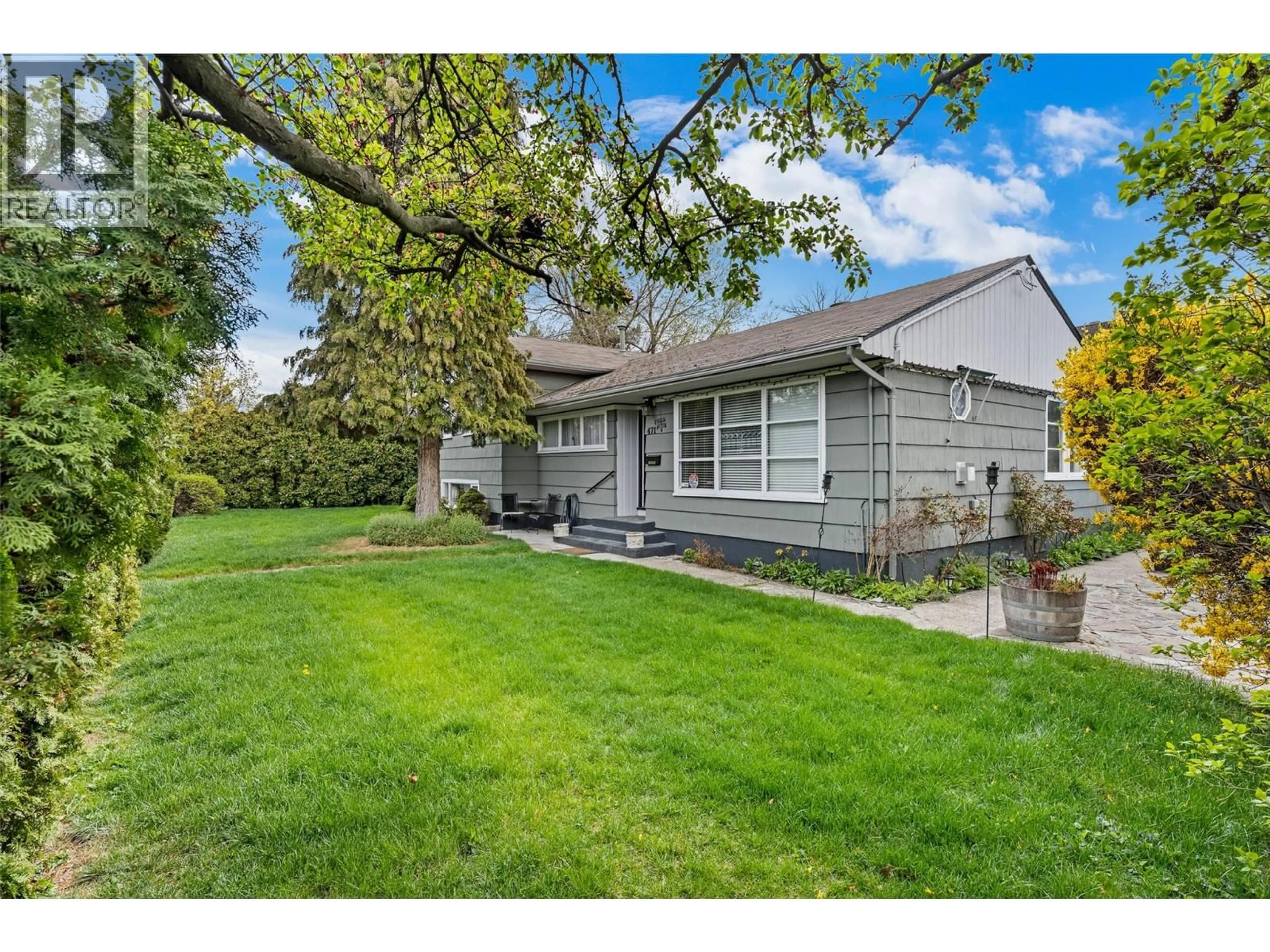 Home with vinyl exterior material, street for 471 CADDER AVENUE, Kelowna British Columbia v1y5n2
