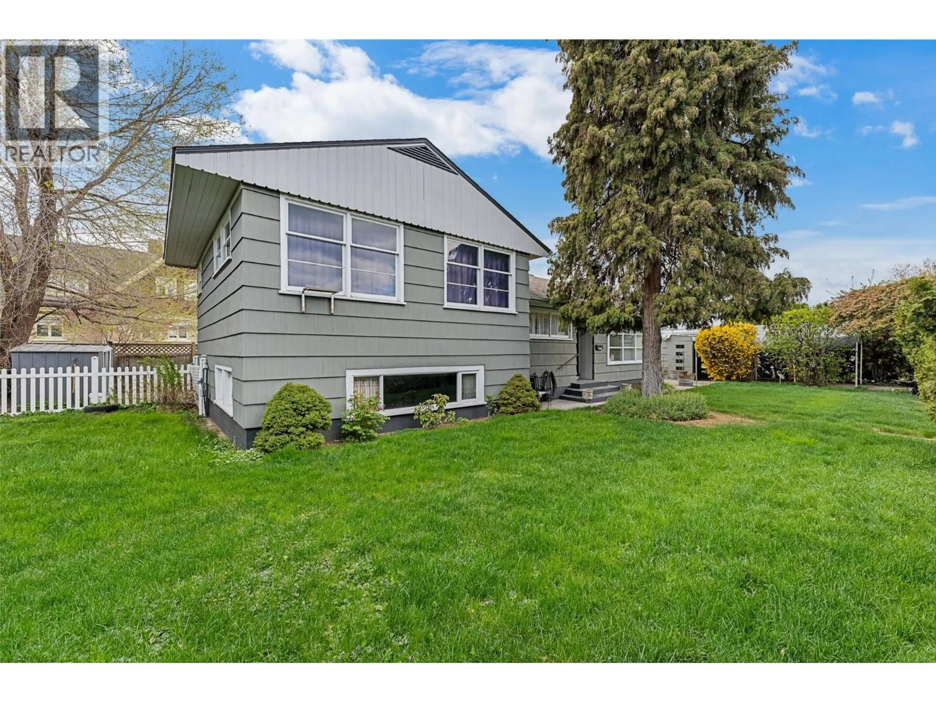 Home with vinyl exterior material, street for 471 CADDER AVENUE, Kelowna British Columbia v1y5n2