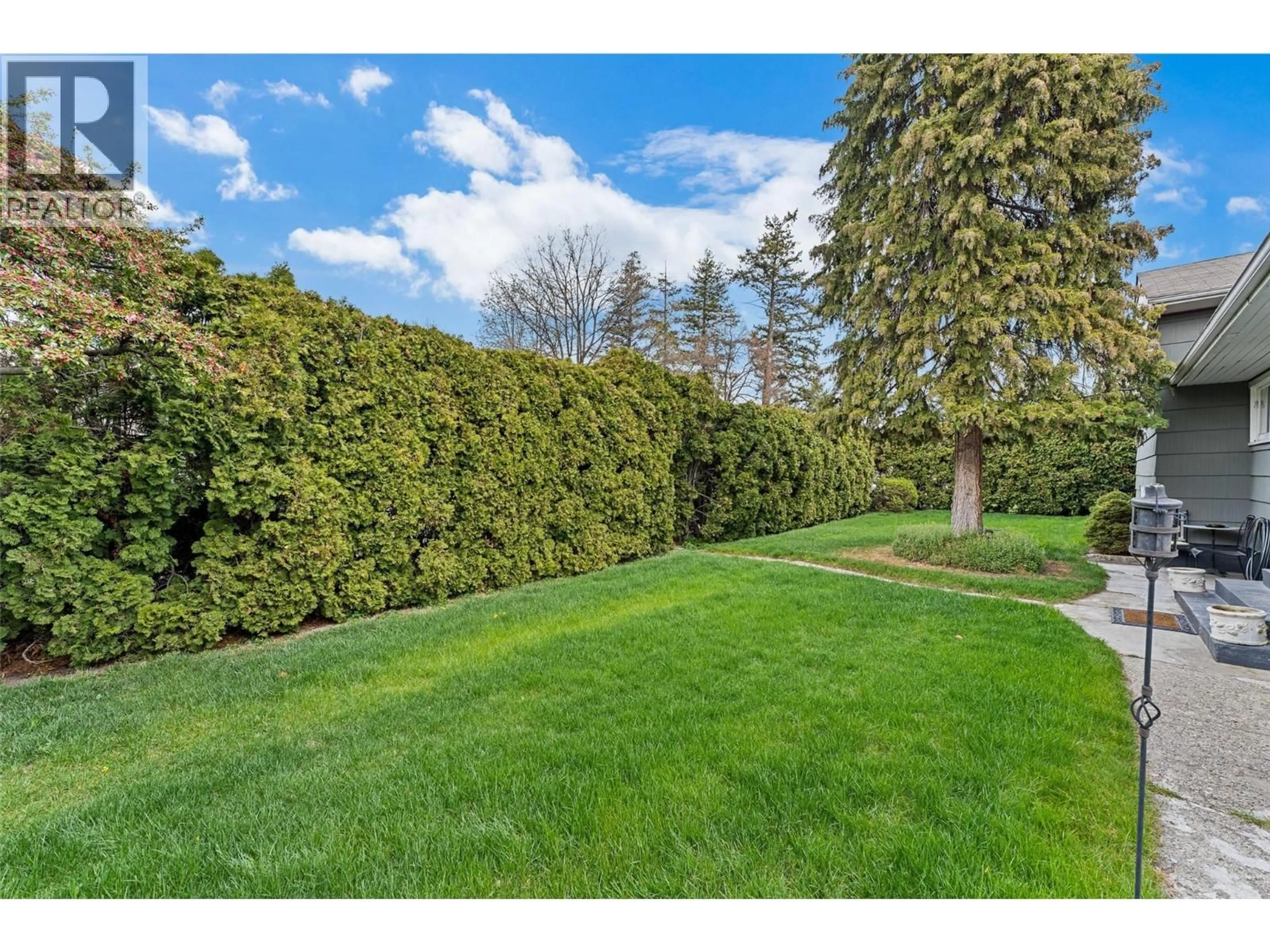 A pic from outside/outdoor area/front of a property/back of a property/a pic from drone, forest/trees view for 471 CADDER AVENUE, Kelowna British Columbia v1y5n2