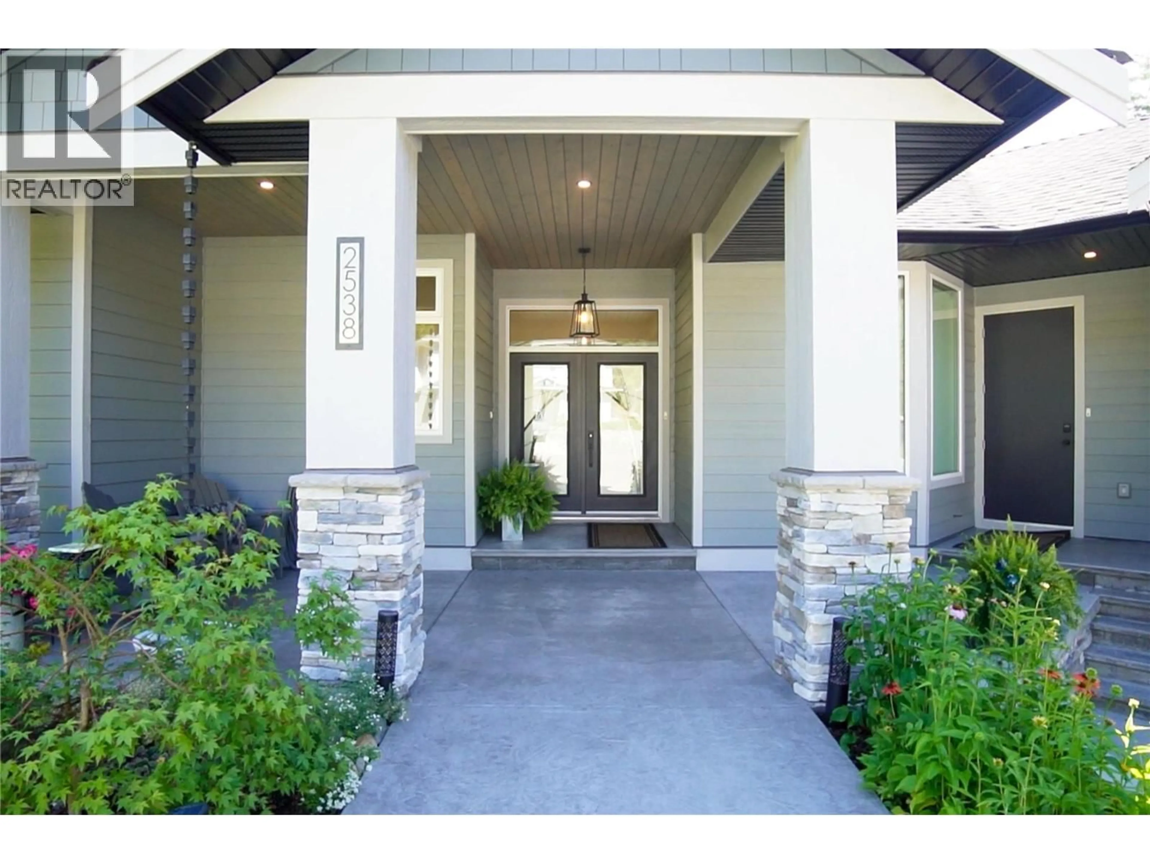Indoor entryway for 2538 VALLEY PLACE, Blind Bay British Columbia V0E1H2