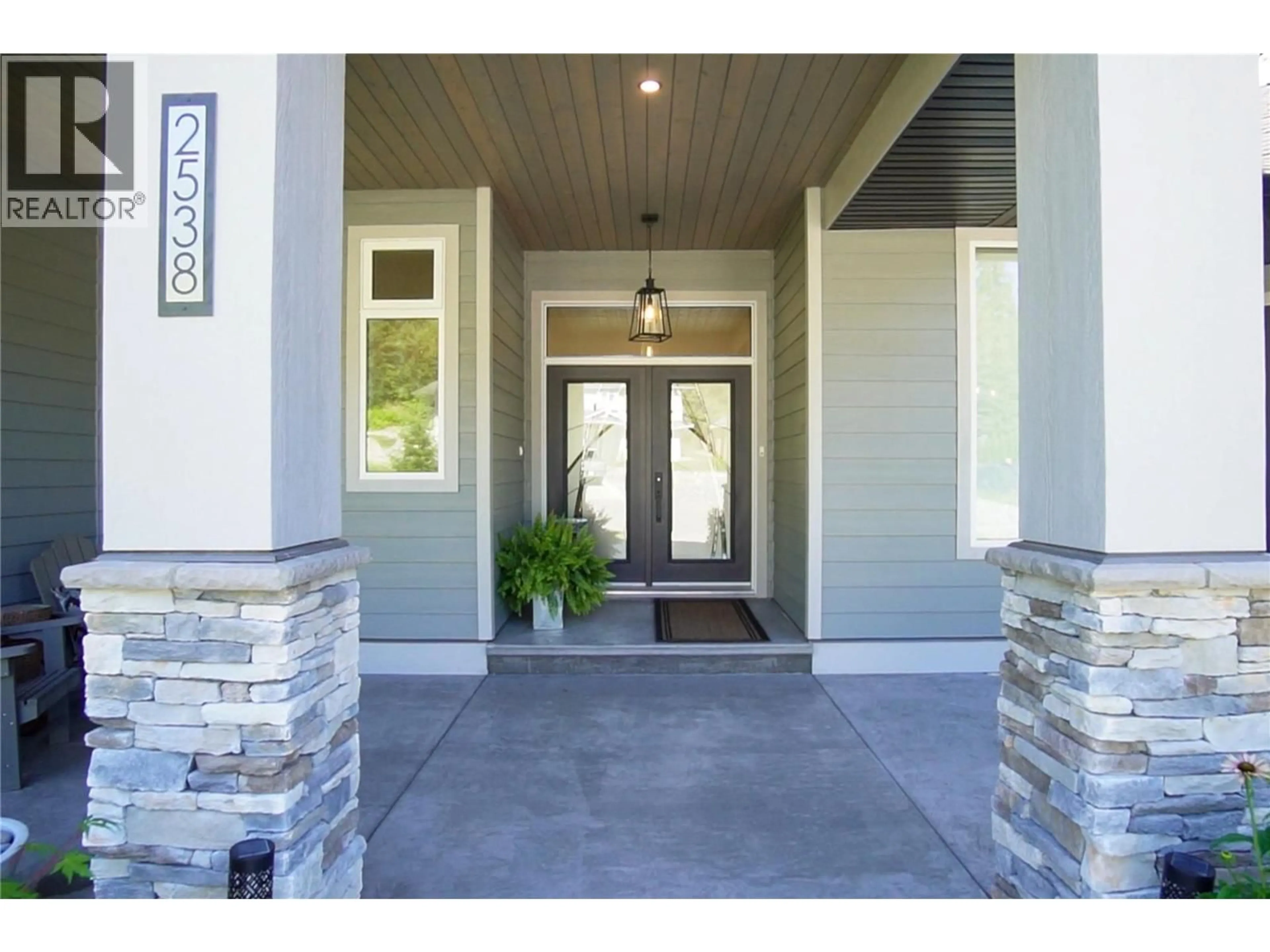 Indoor entryway for 2538 VALLEY PLACE, Blind Bay British Columbia V0E1H2