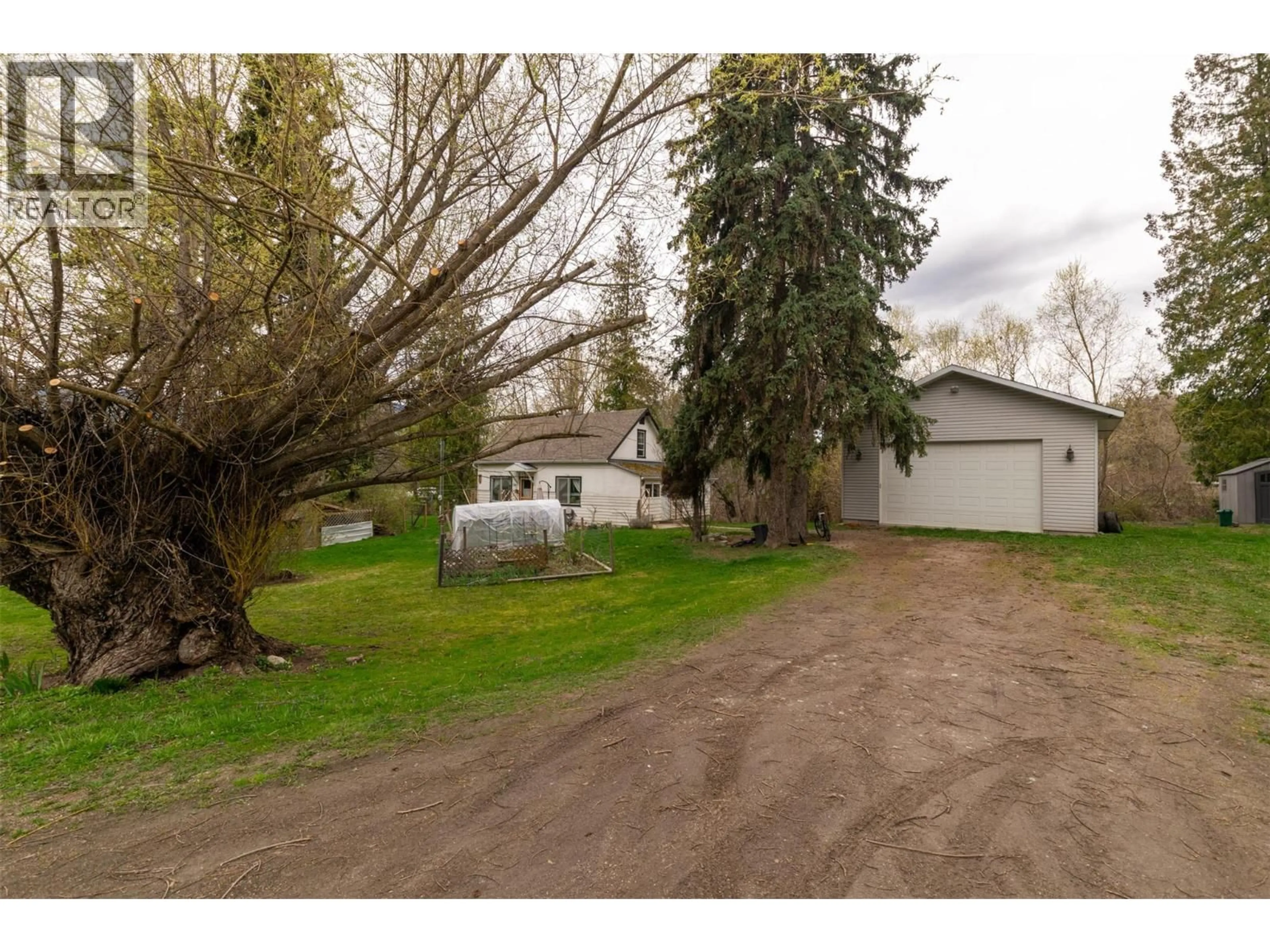 A pic from outside/outdoor area/front of a property/back of a property/a pic from drone, street for 2370 LAKESHORE ROAD NORTHEAST, Salmon Arm British Columbia V1E3X9