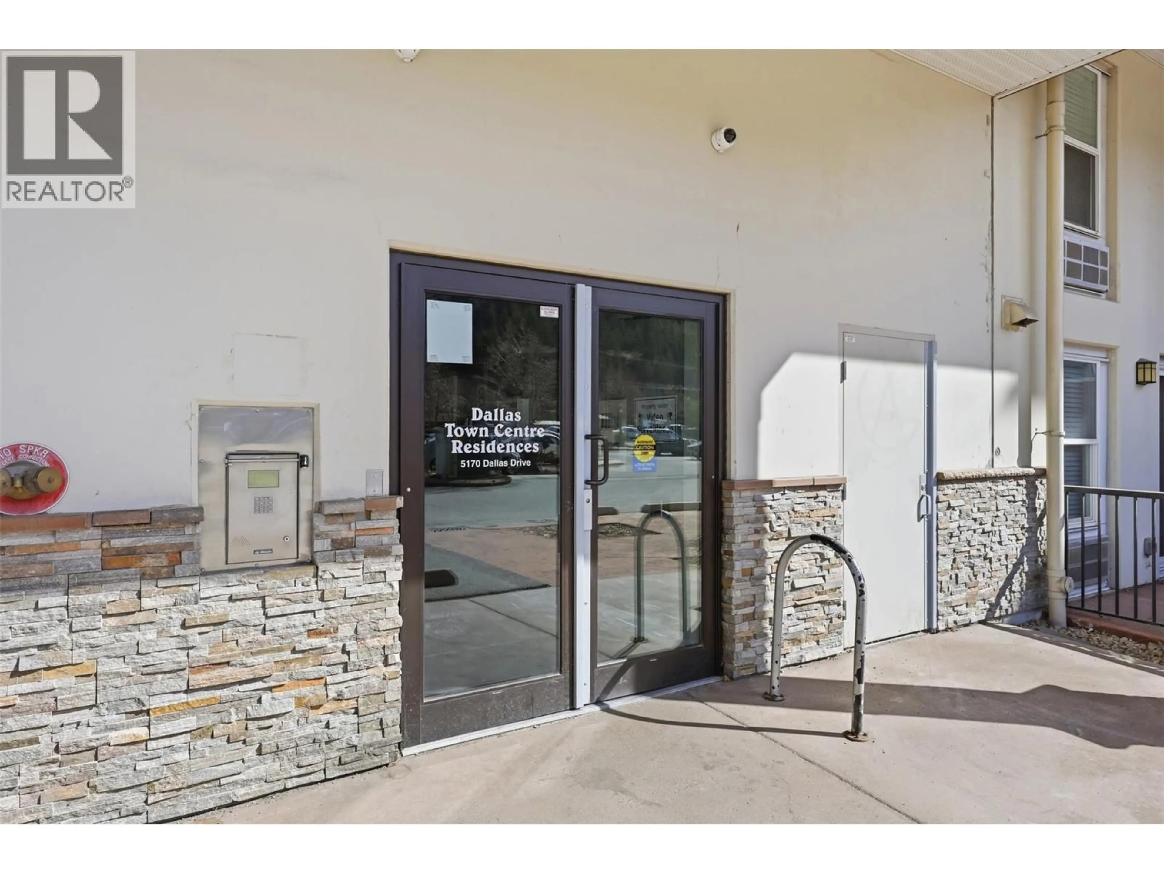 Indoor foyer for 309 - 5170 DALLAS DRIVE, Kamloops British Columbia V2C6K6