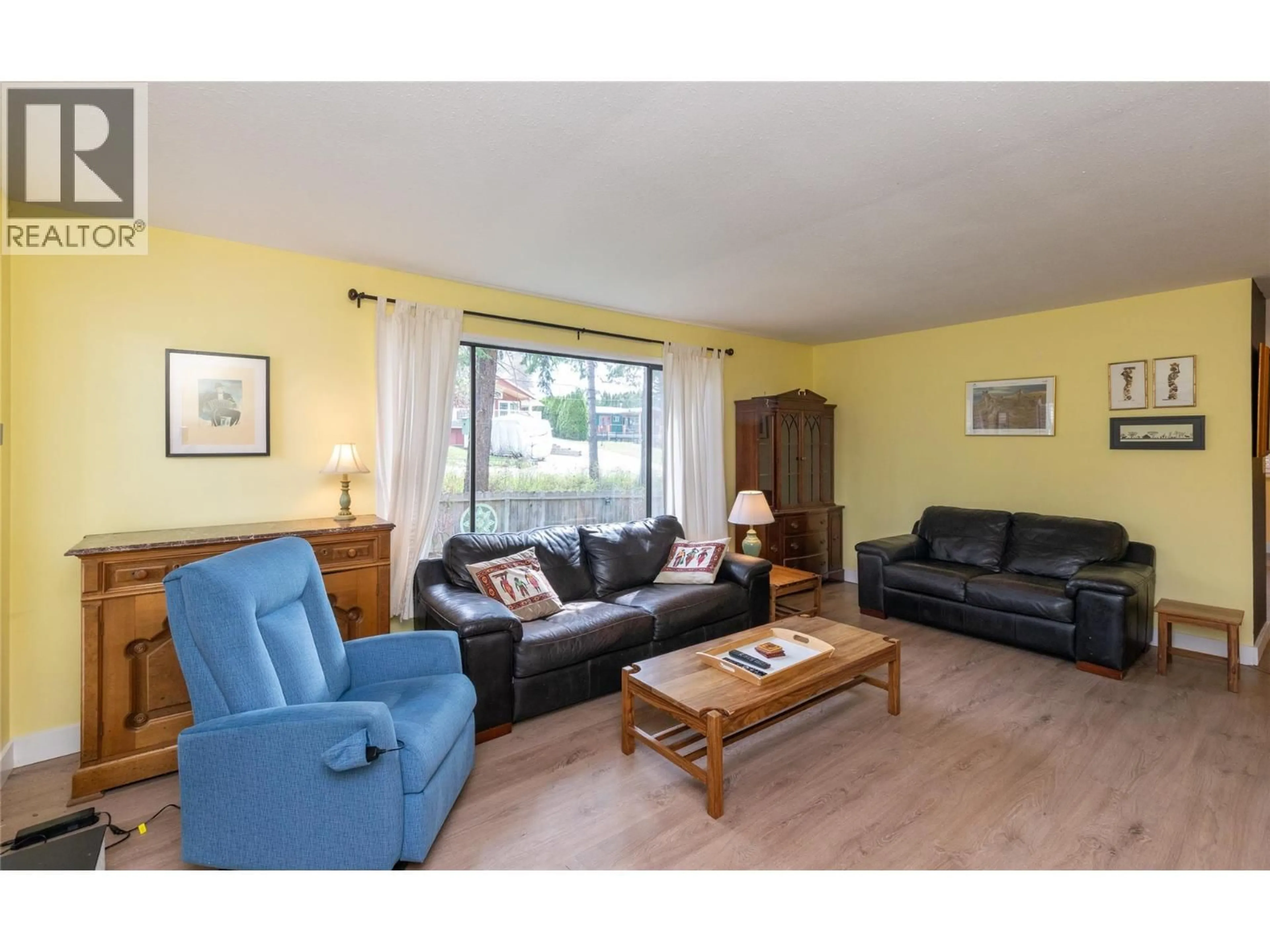 Living room with furniture, wood/laminate floor for 2780 25 AVENUE NORTHEAST, Salmon Arm British Columbia V1E3C7