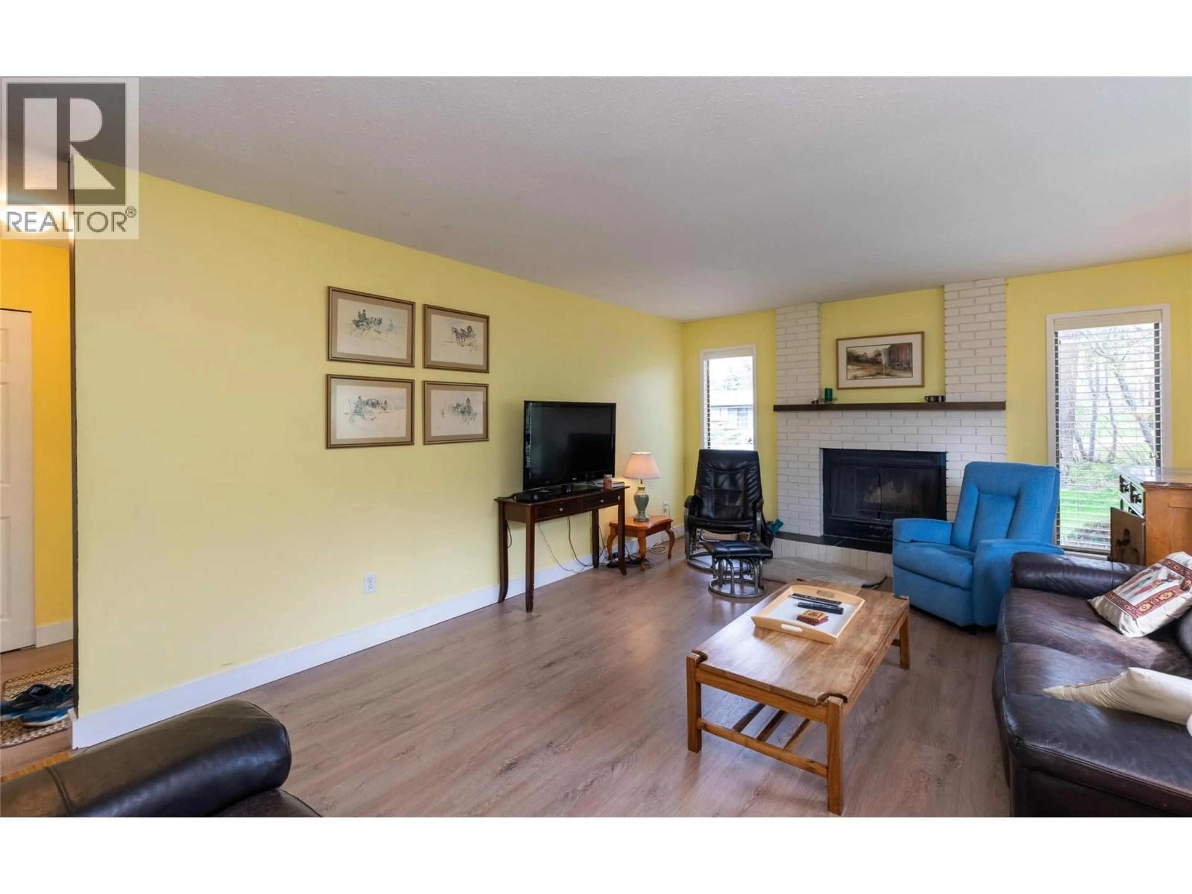 Living room with furniture, wood/laminate floor for 2780 25 AVENUE NORTHEAST, Salmon Arm British Columbia V1E3C7