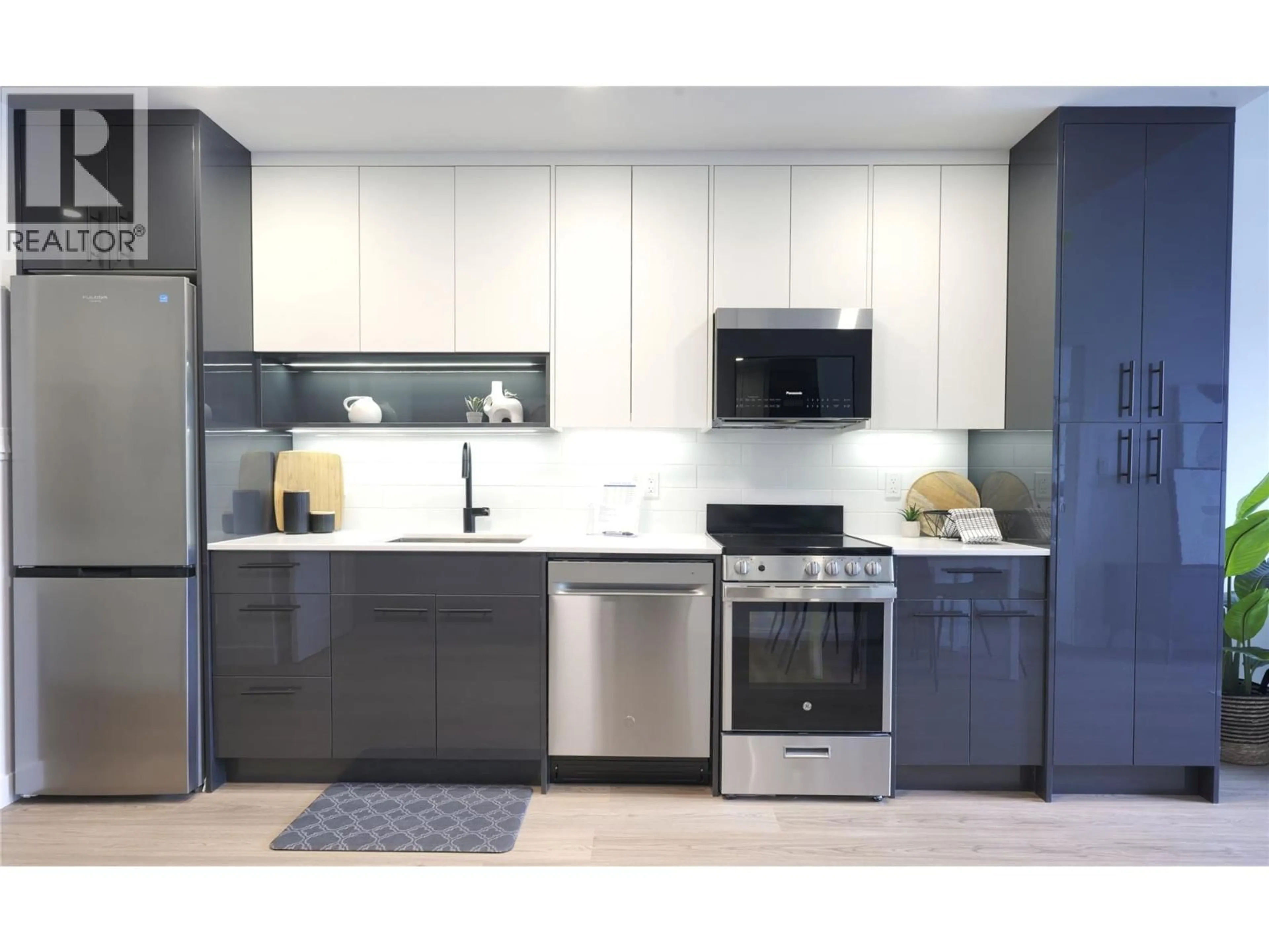 Contemporary kitchen, unknown for 214 - 1380 PRIDHAM AVENUE, Kelowna British Columbia V1Y6B5