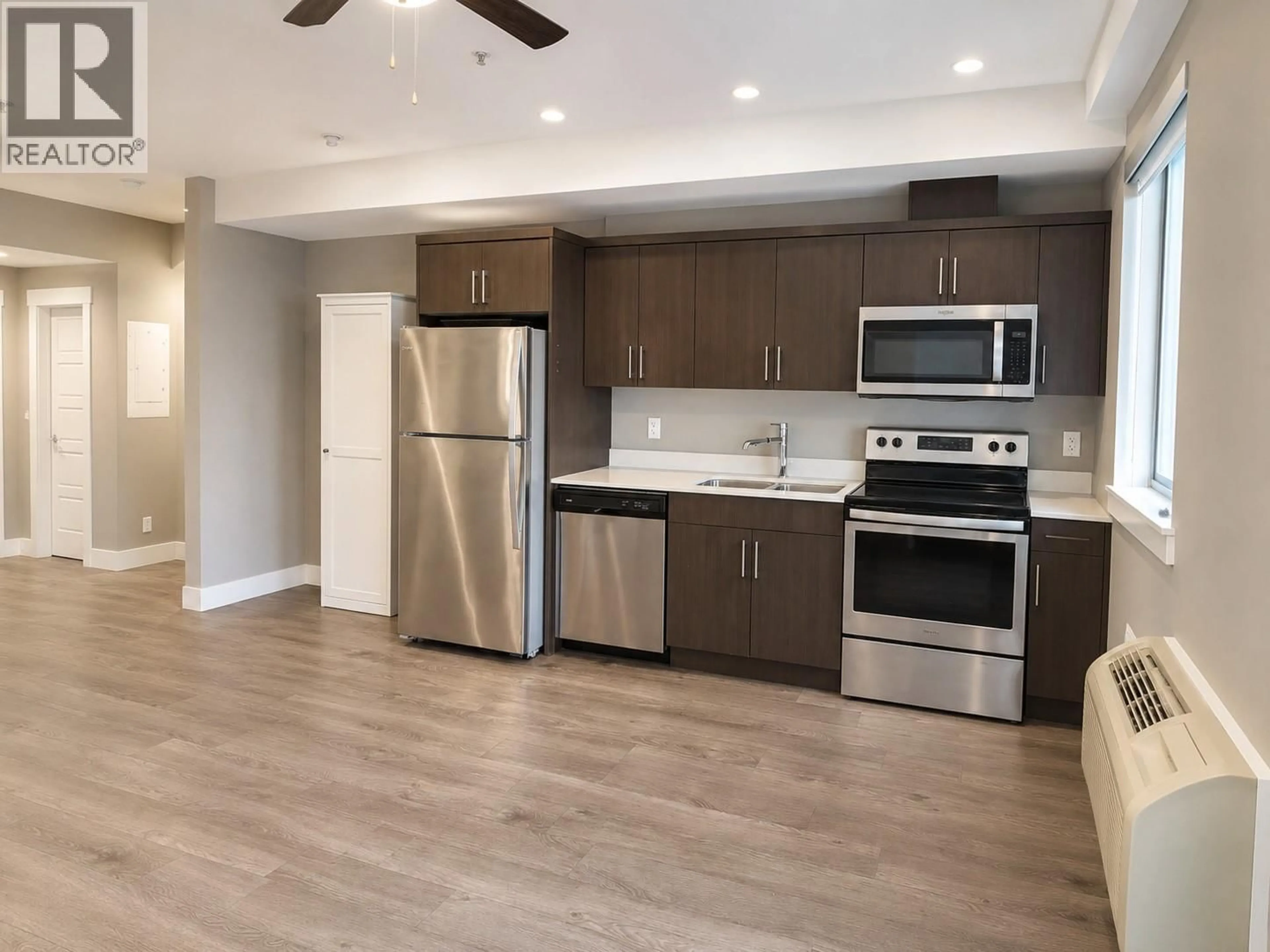 Open concept kitchen, wood/laminate floor for 435 - 925 LEON AVENUE, Kelowna British Columbia V1Y0E5