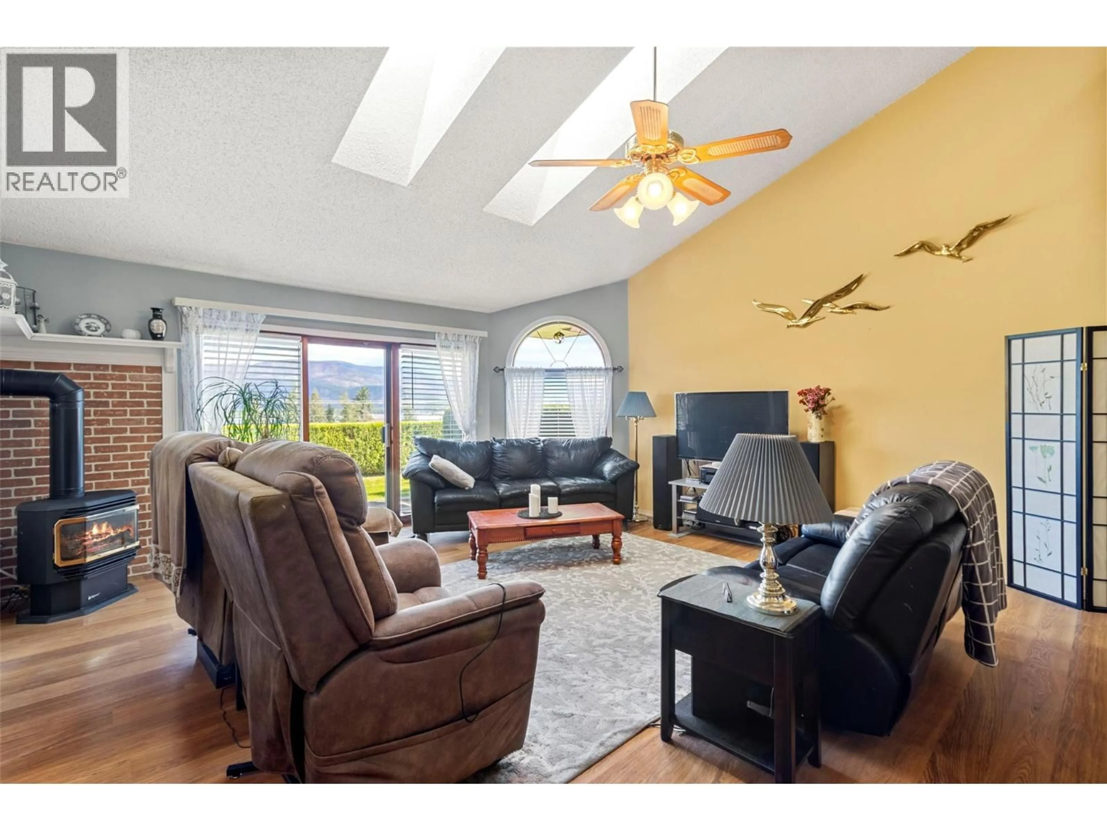 Living room with furniture, wood/laminate floor for 7 - 1215 NOTCH HILL ROAD, Sorrento British Columbia V0E2W0
