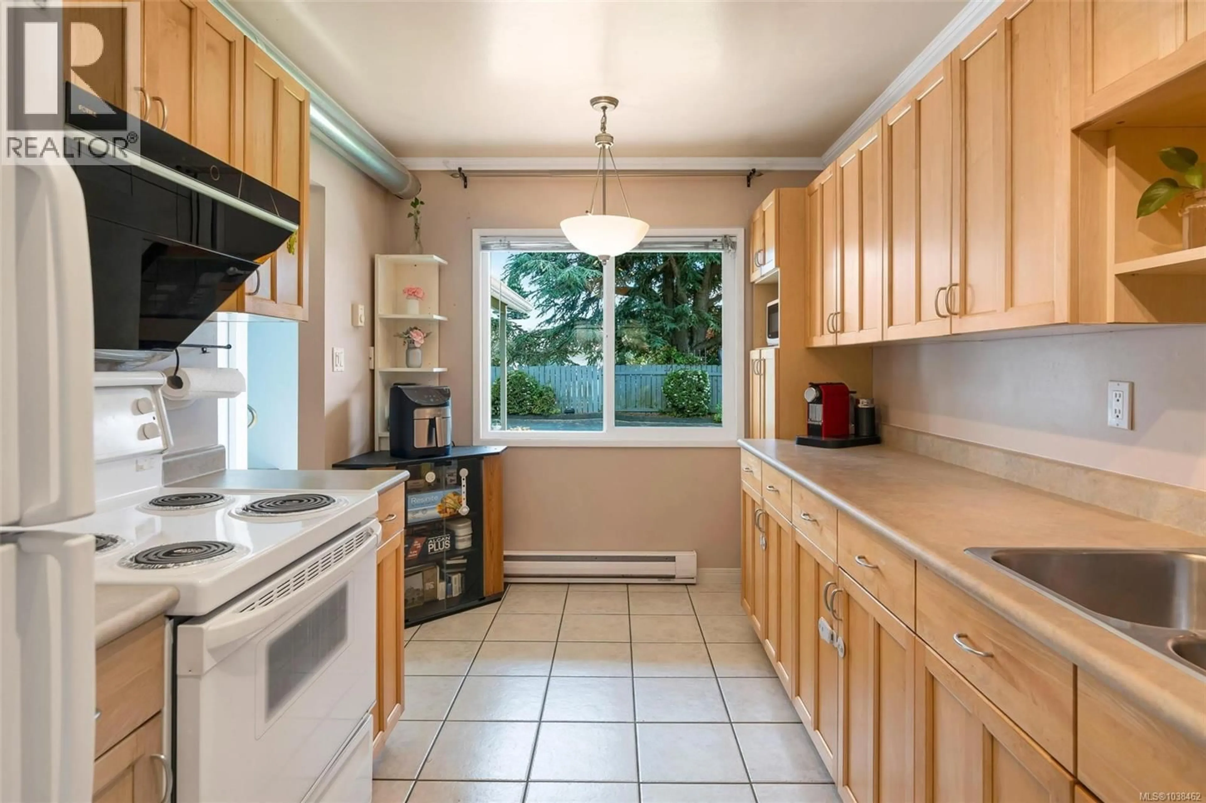 Standard kitchen, ceramic/tile floor for 9 - 400 CULDUTHEL ROAD, Saanich British Columbia V8Z1G1