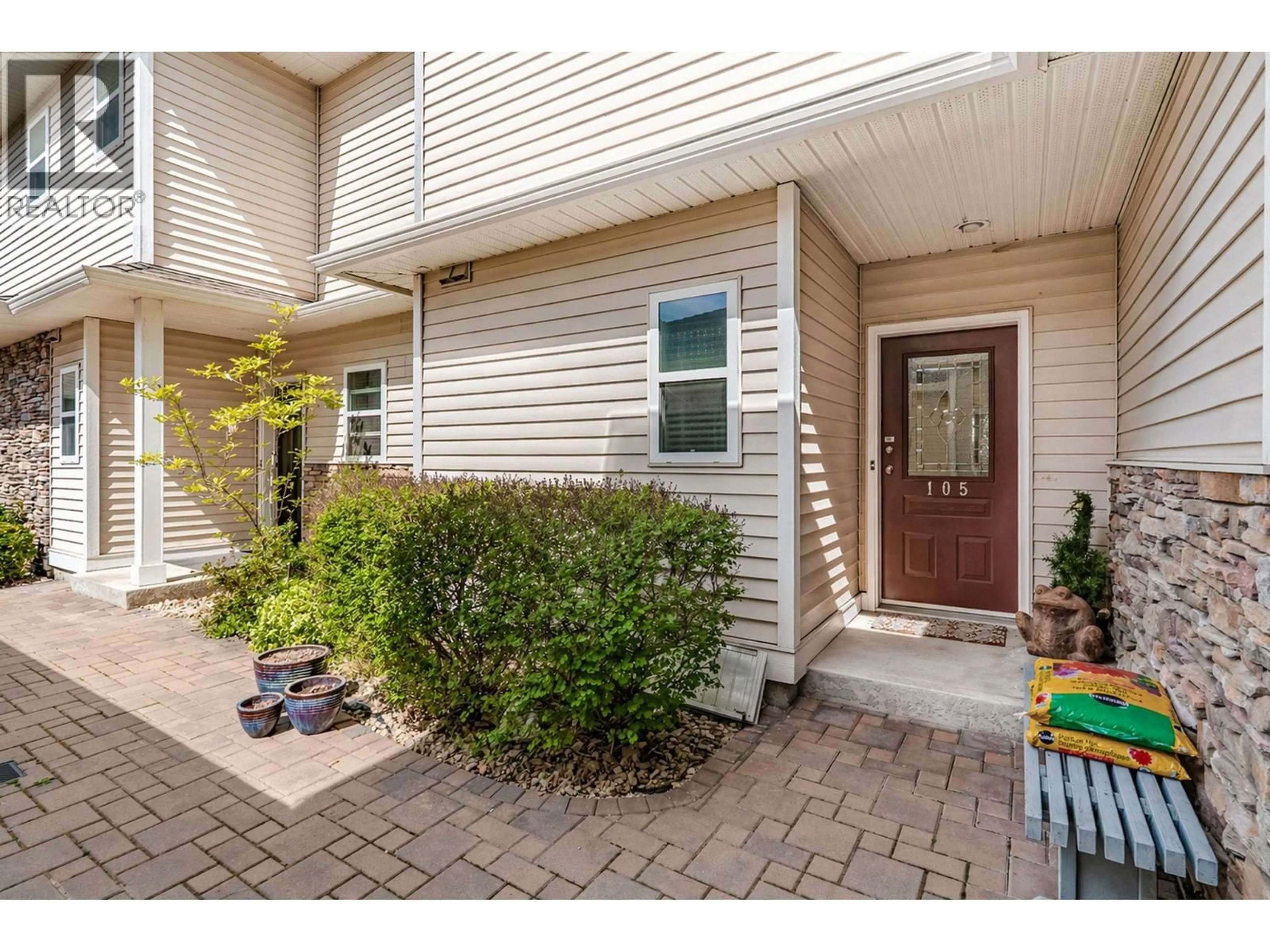 Indoor entryway for 105 - 4049 LAKESHORE DRIVE, Kelowna British Columbia V1W1V7