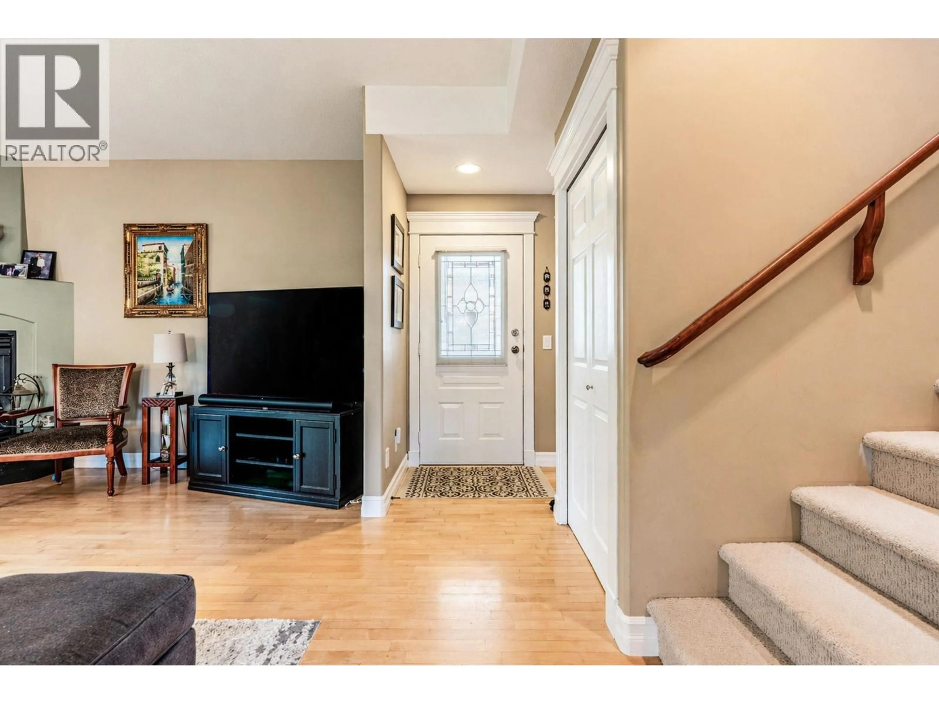 Indoor entryway for 105 - 4049 LAKESHORE DRIVE, Kelowna British Columbia V1W1V7