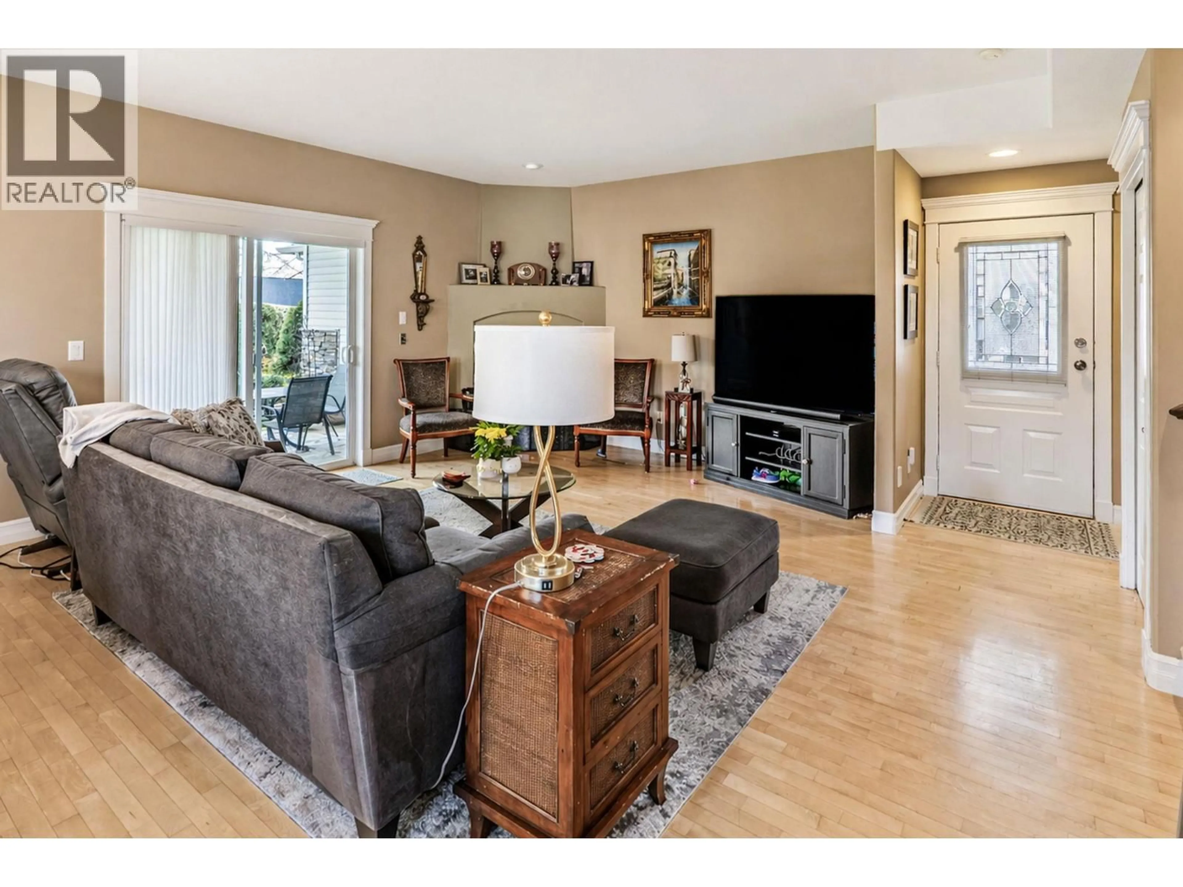 Living room with furniture, unknown for 105 - 4049 LAKESHORE DRIVE, Kelowna British Columbia V1W1V7