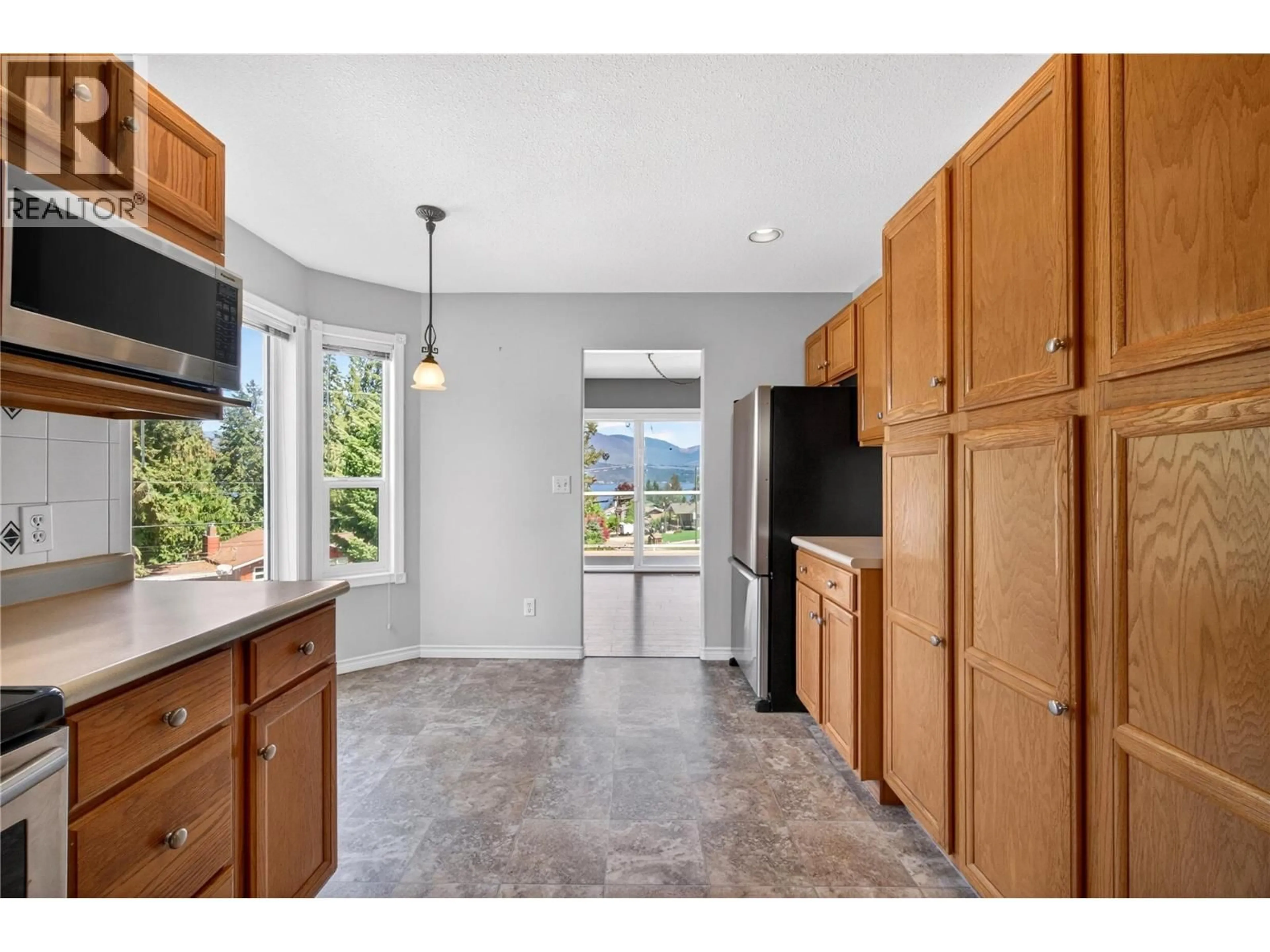 Open concept kitchen, ceramic/tile floor for 2218 HOPES WAY, Sorrento British Columbia V0E2W2