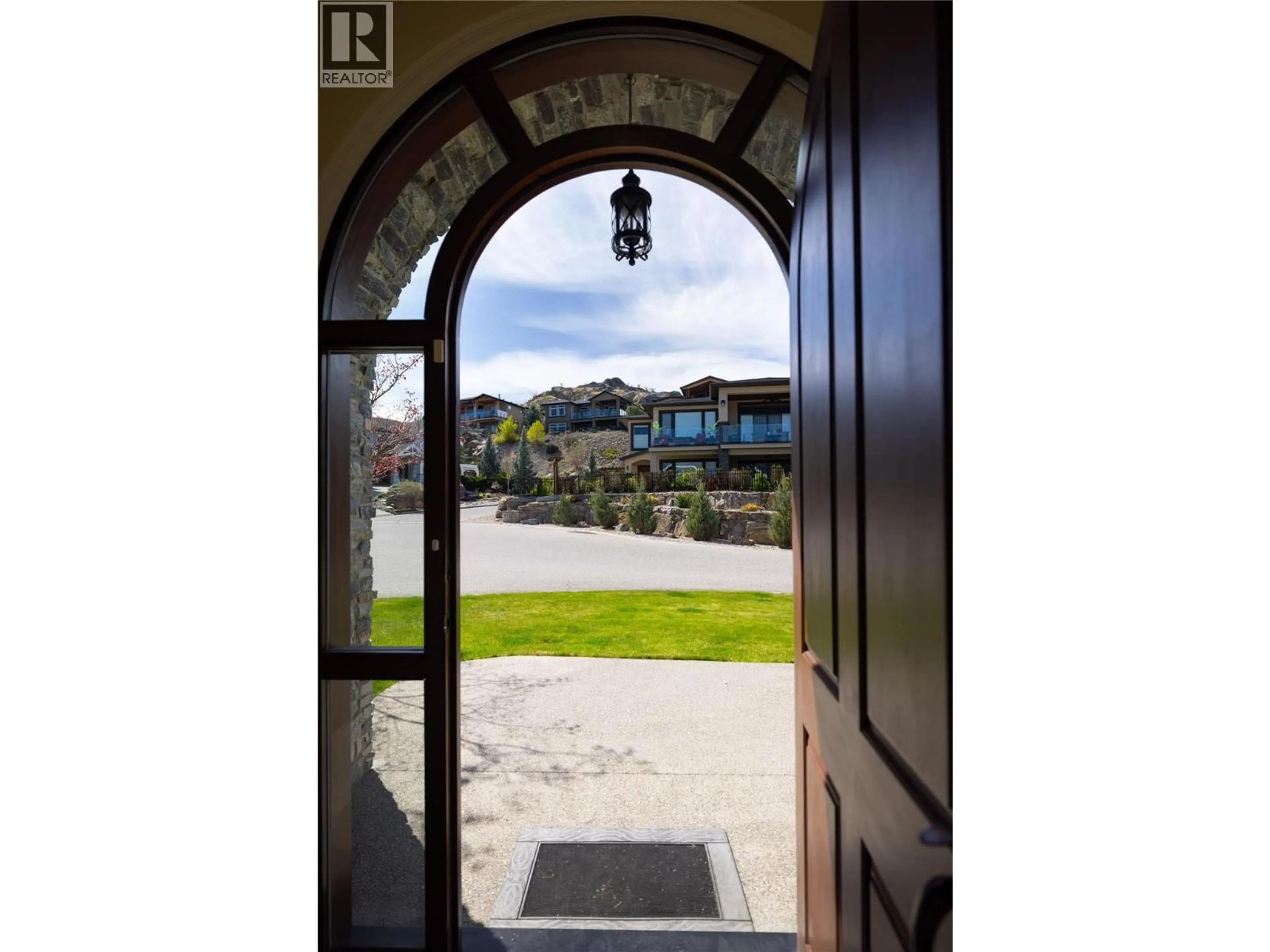 Indoor entryway for 1010 LAMONT COURT, Kelowna British Columbia V1W5J1