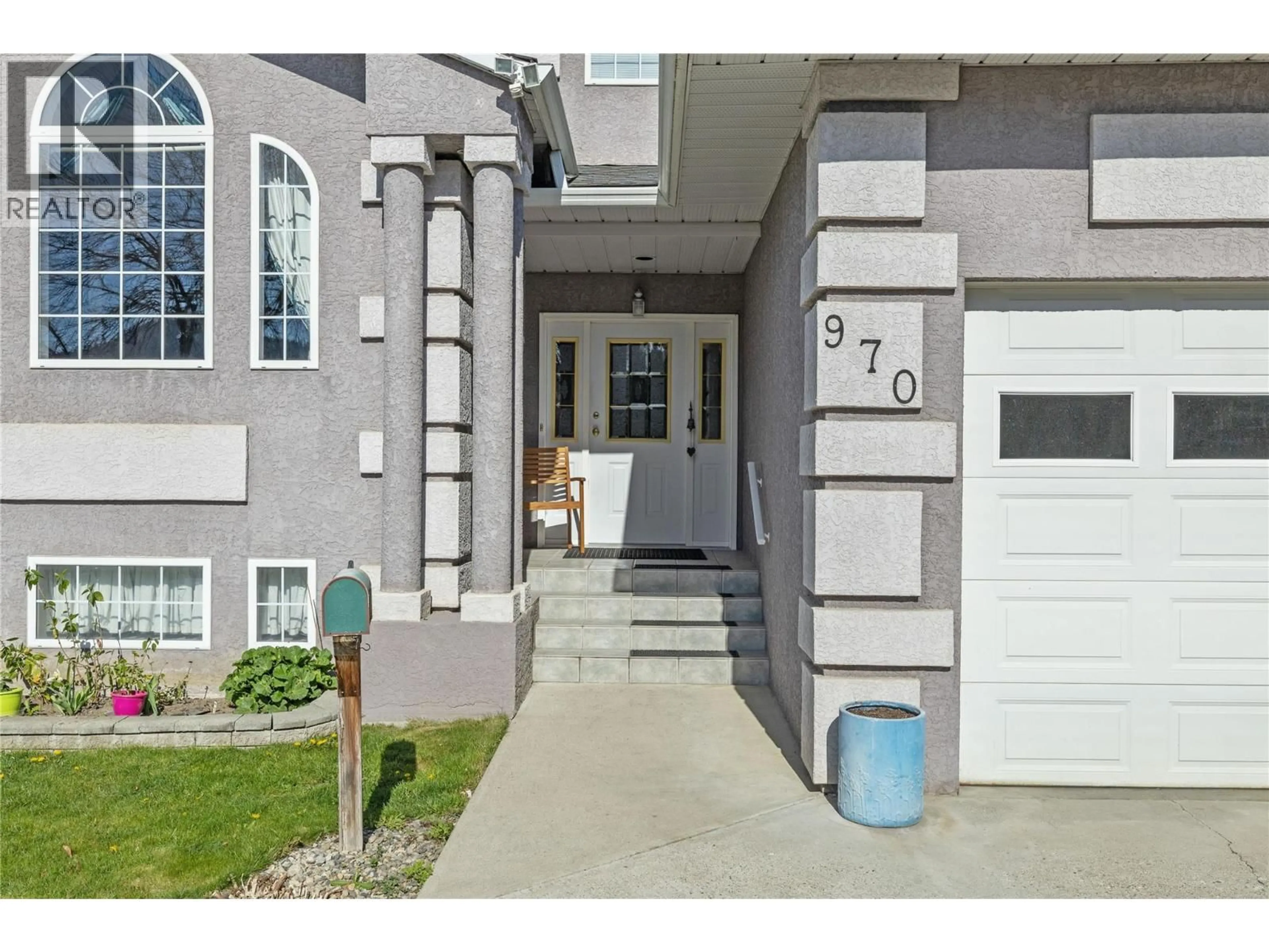 Indoor entryway for 970 MAYGARD ROAD, Kelowna British Columbia V1X5X1