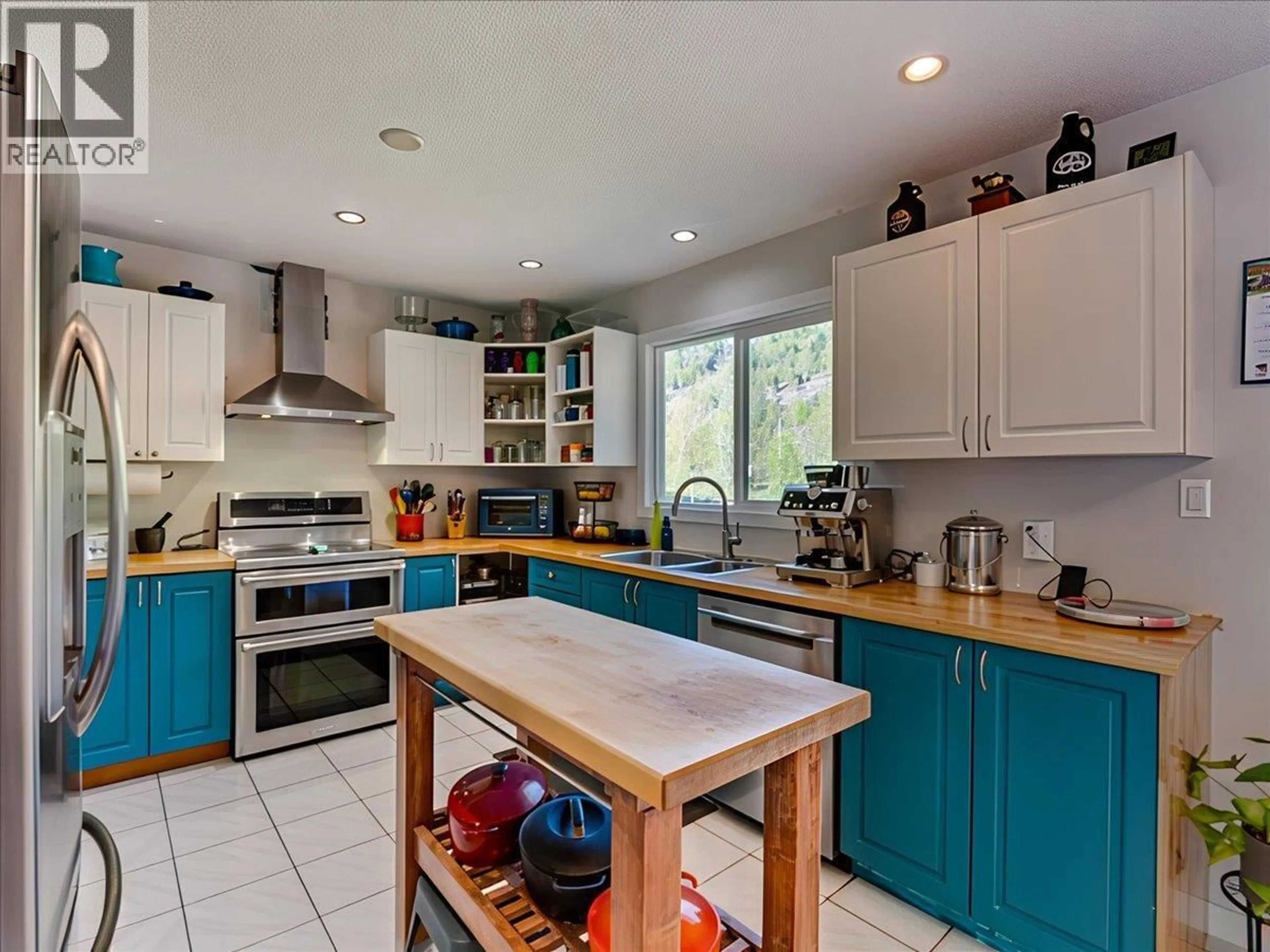 Open concept kitchen, ceramic/tile floor for 466 SECOND AVENUE, Rivervale British Columbia V1R4V5