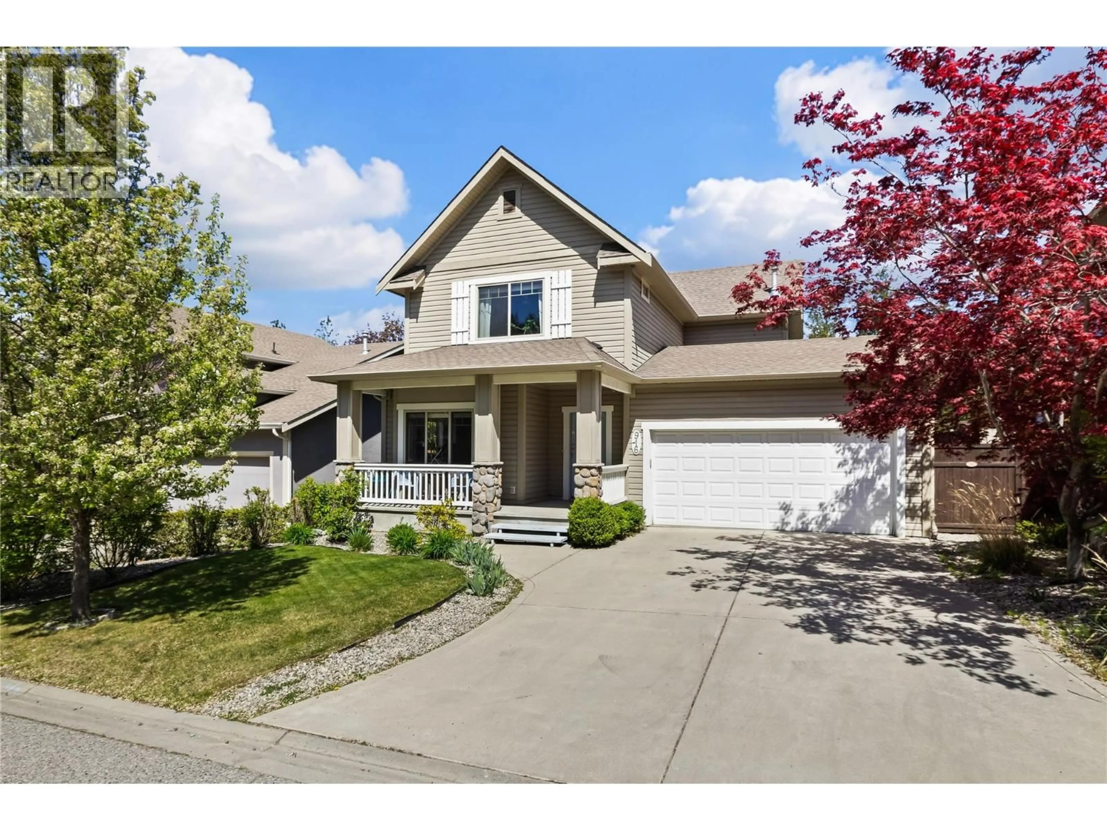 Home with vinyl exterior material, street for 916 PARET CRESCENT, Kelowna British Columbia V1W4X8