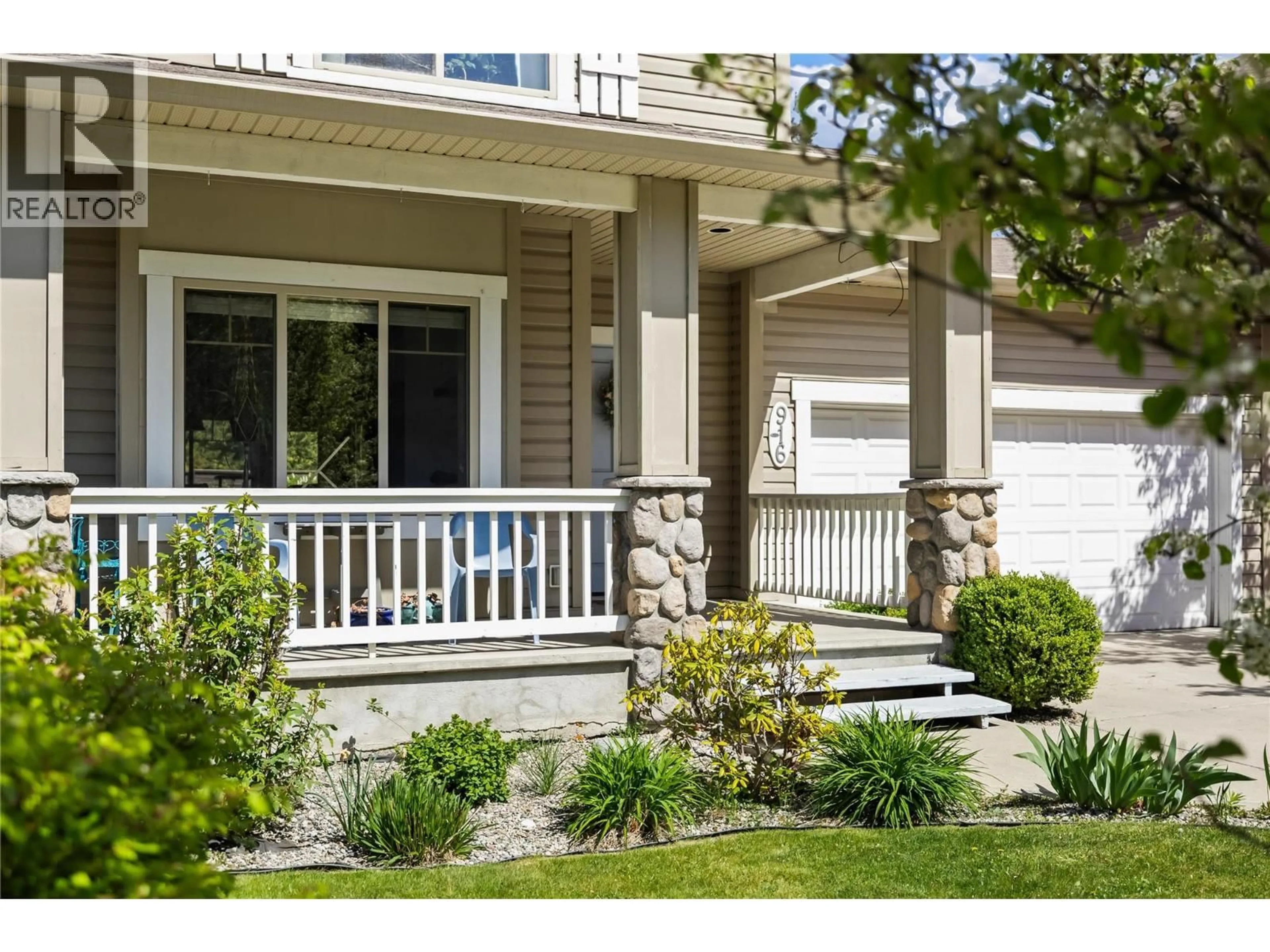 Home with vinyl exterior material, street for 916 PARET CRESCENT, Kelowna British Columbia V1W4X8