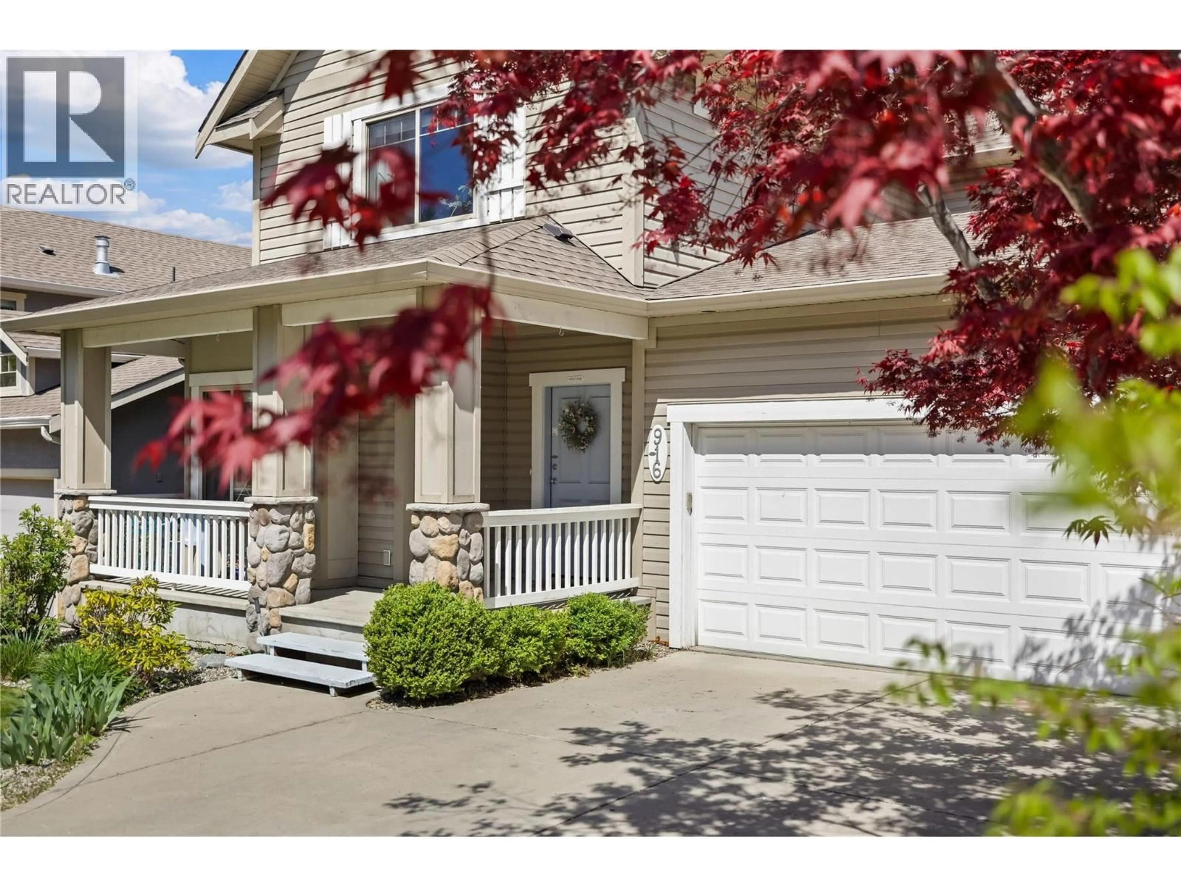 Home with vinyl exterior material, street for 916 PARET CRESCENT, Kelowna British Columbia V1W4X8