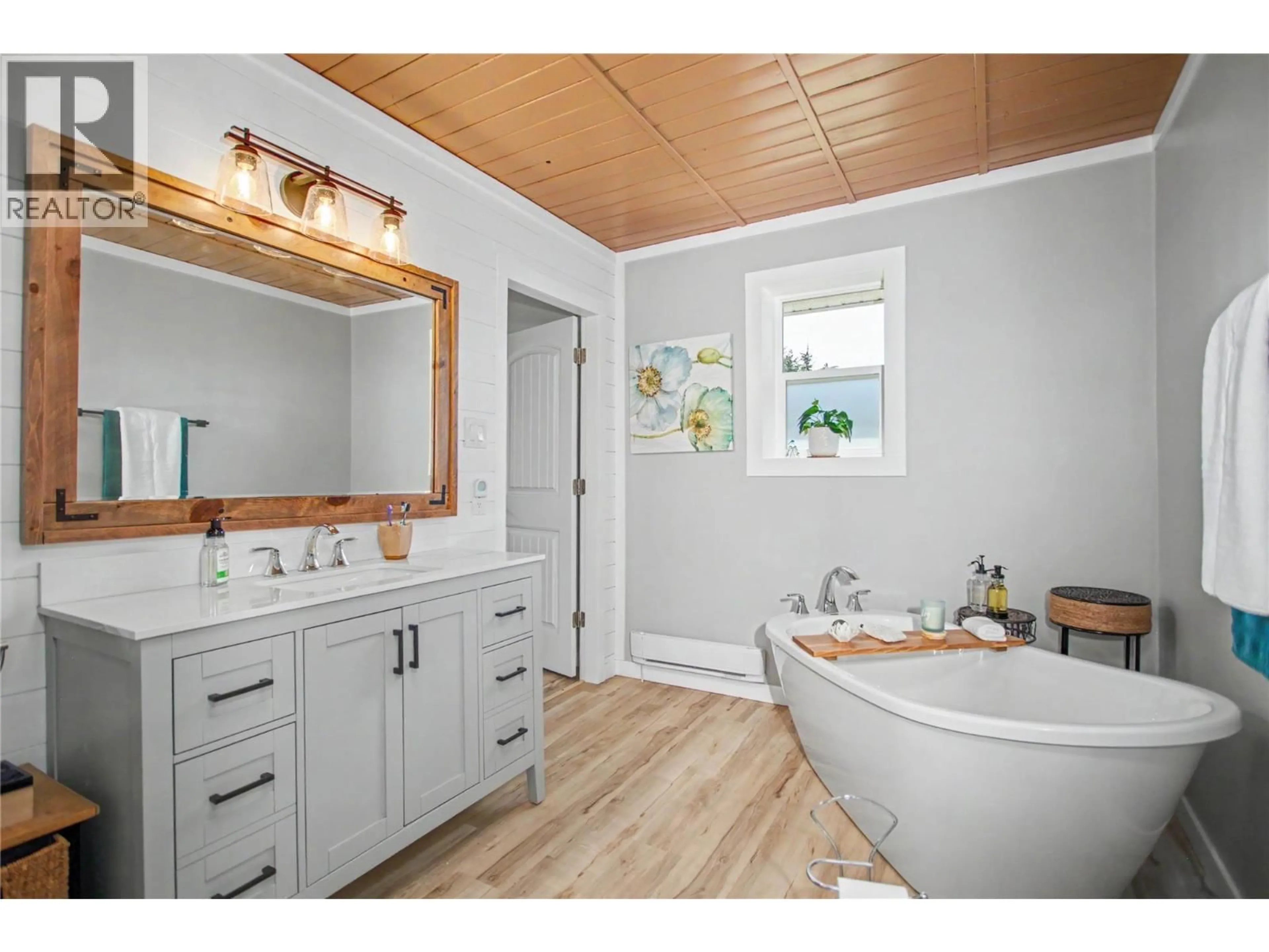 Contemporary bathroom, unknown for 3071 CREIGHTON VALLEY ROAD, Cherryville British Columbia V0E2G3