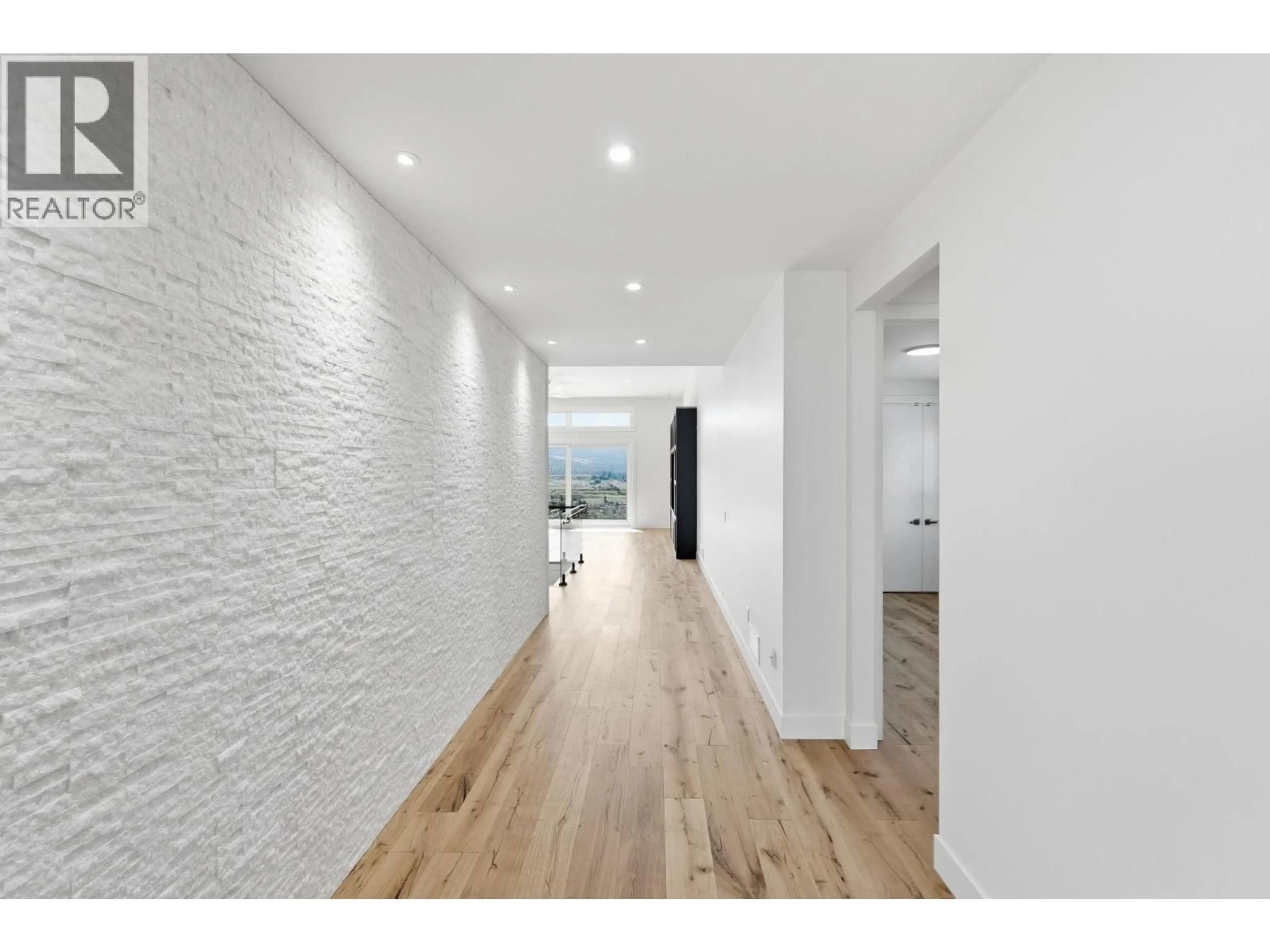 Indoor foyer for 1087 CARNOUSTIE DRIVE, Kelowna British Columbia V1P0A3