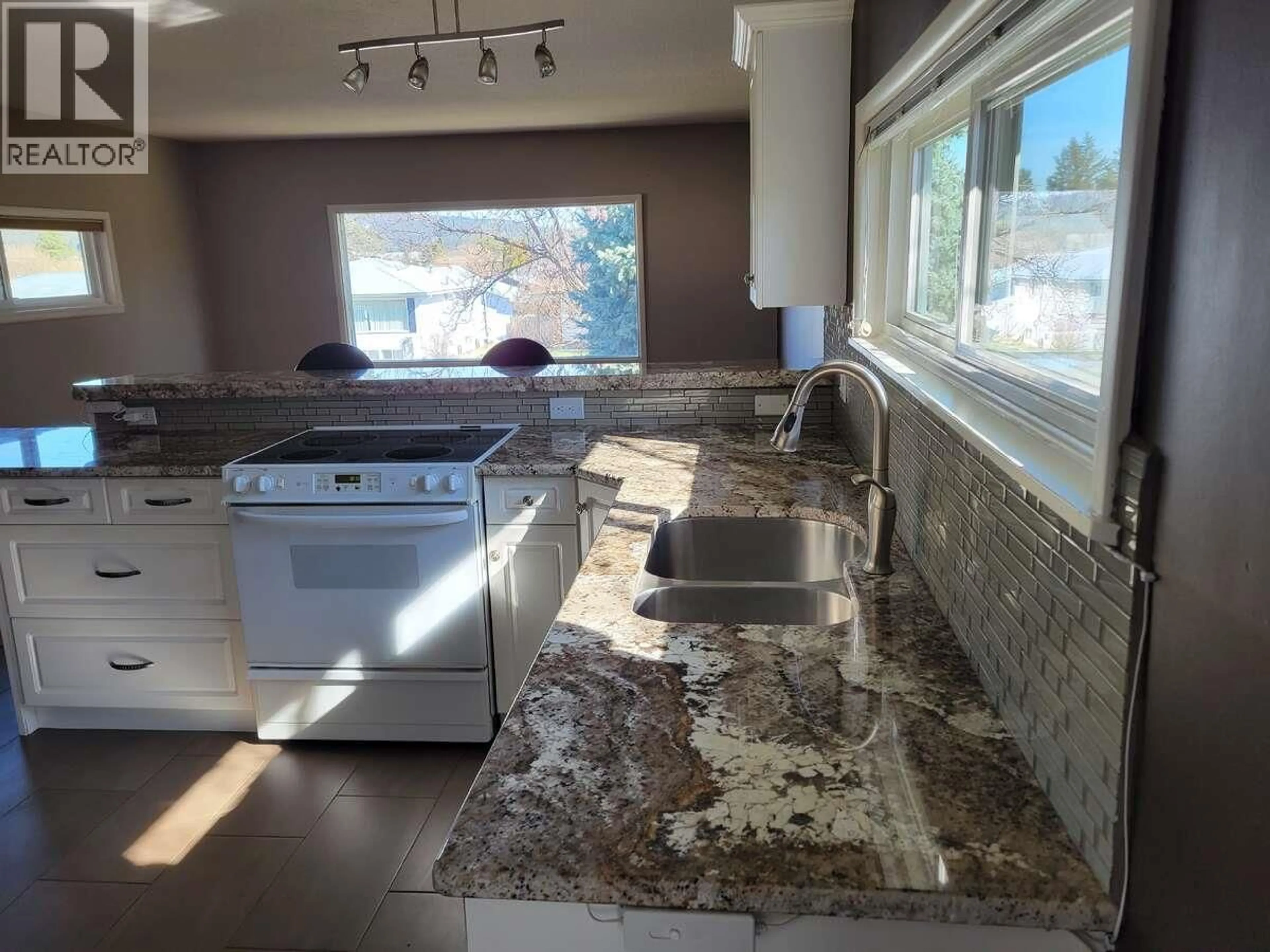 Open concept kitchen, ceramic/tile floor for 519 6TH STREET SOUTH, Cranbrook British Columbia V1C1L2
