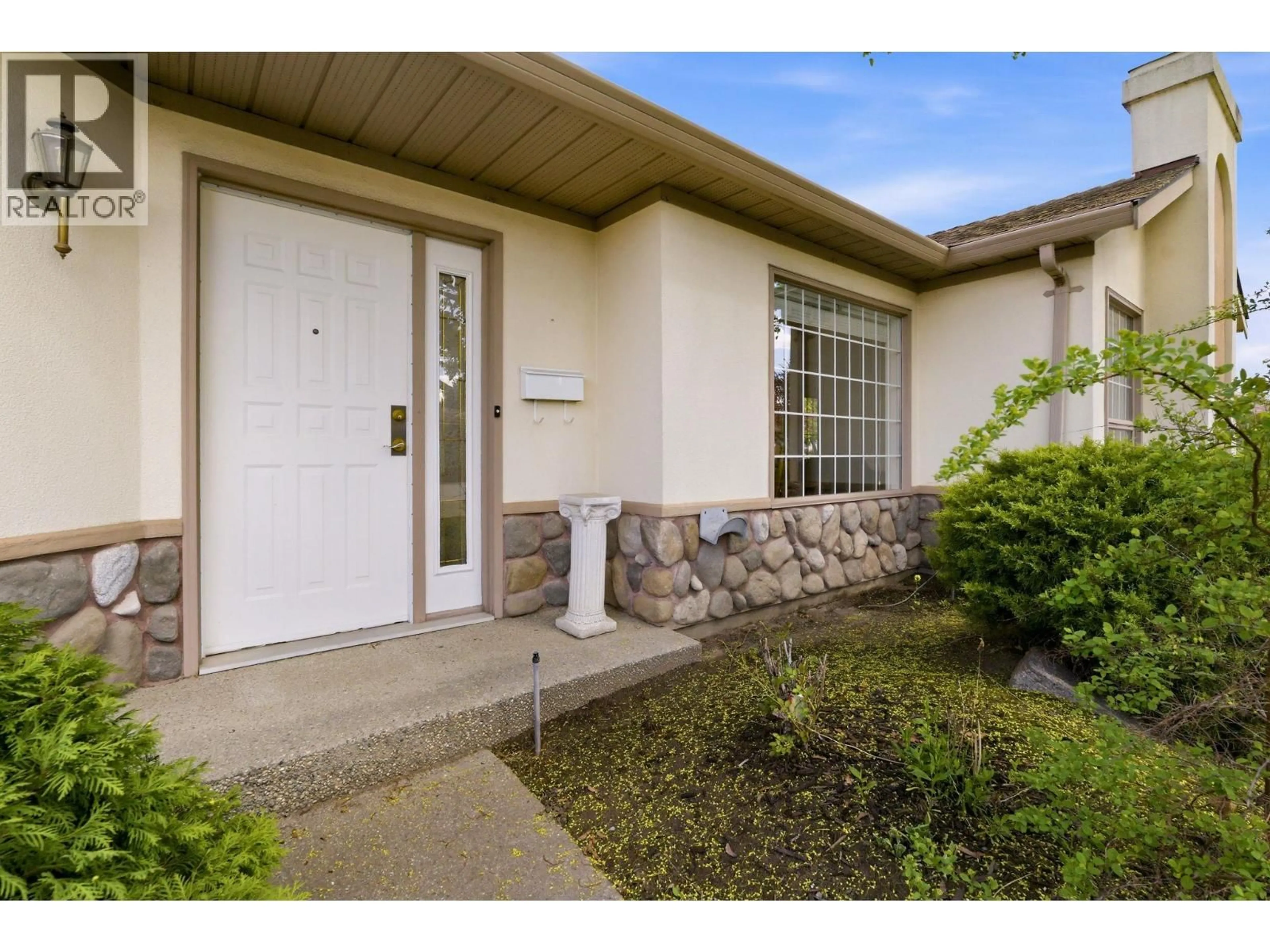 Indoor entryway for 100 - 1201 CAMERON AVENUE, Kelowna British Columbia V1Y3R9