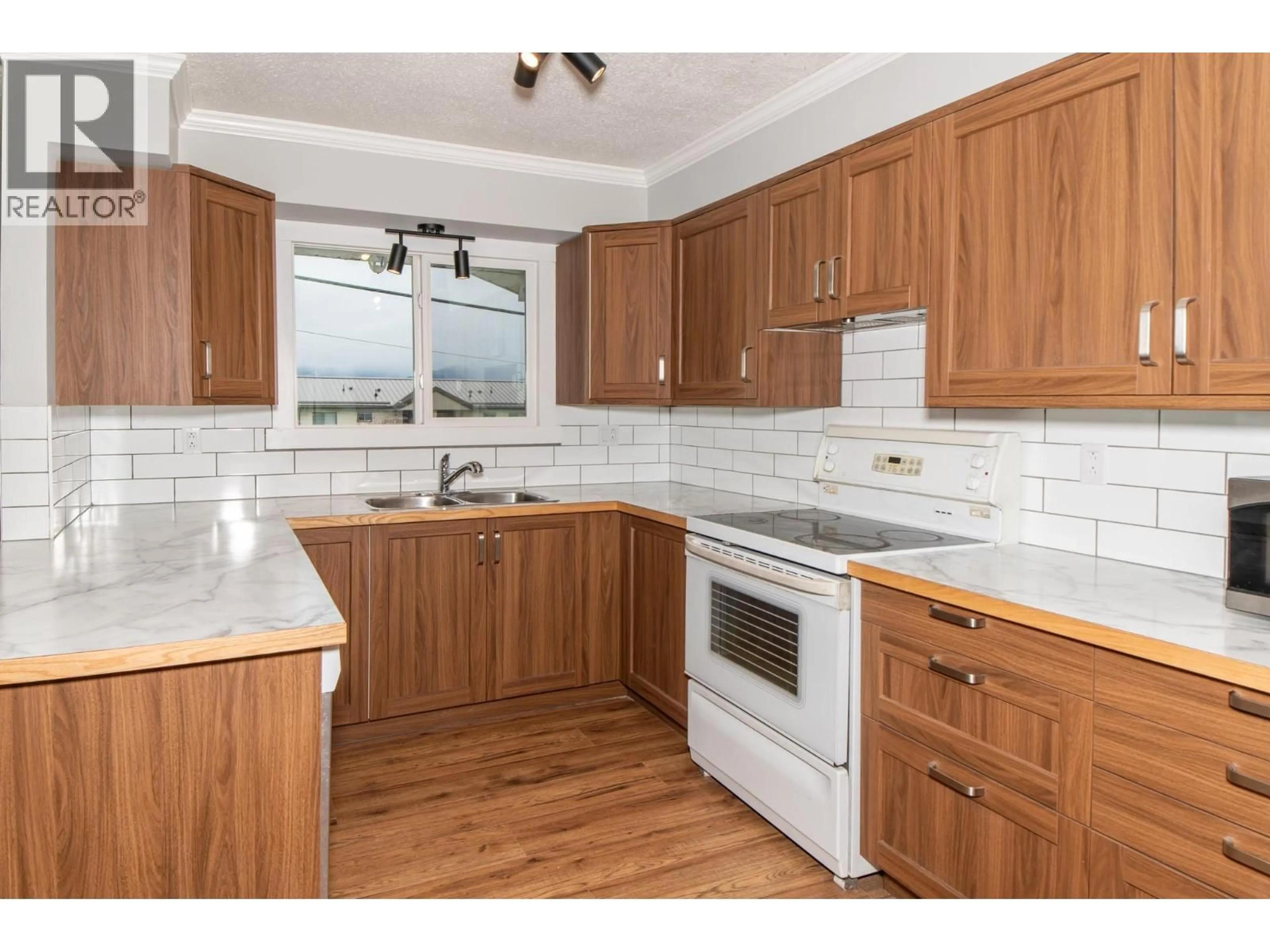 Standard kitchen, wood/laminate floor for 1828 HURL STREET, Creston British Columbia V0B1G5