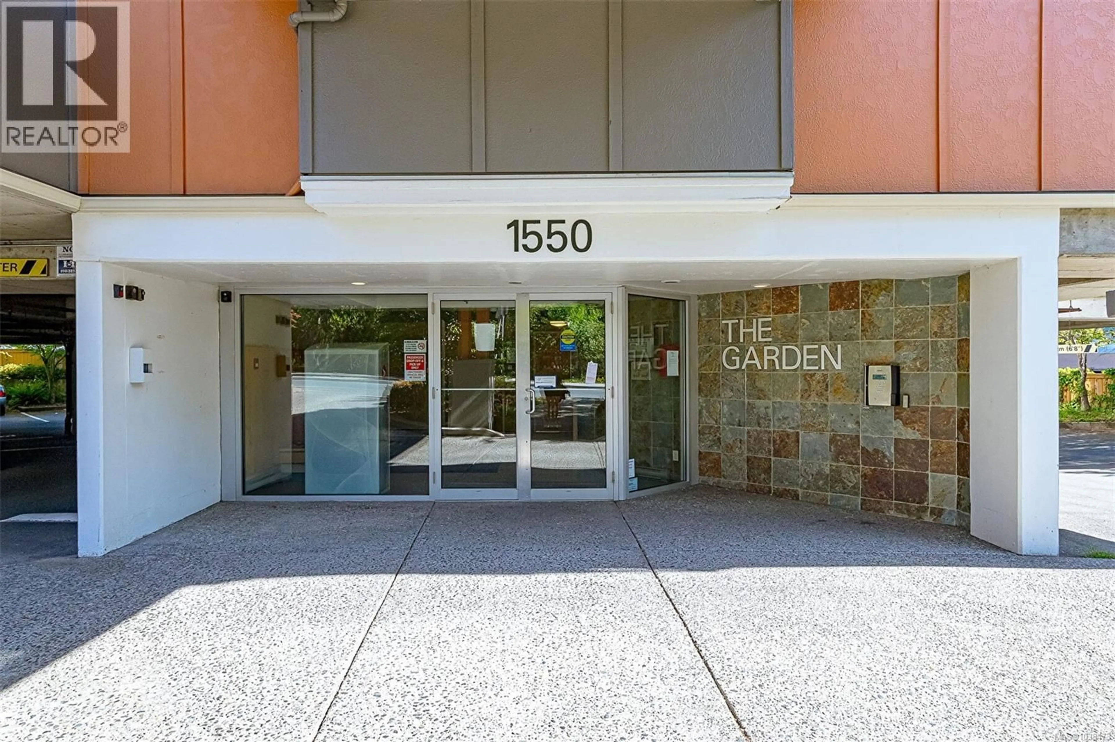 Indoor foyer for 201 - 1550 CHURCH AVENUE, Saanich British Columbia V8P2H1