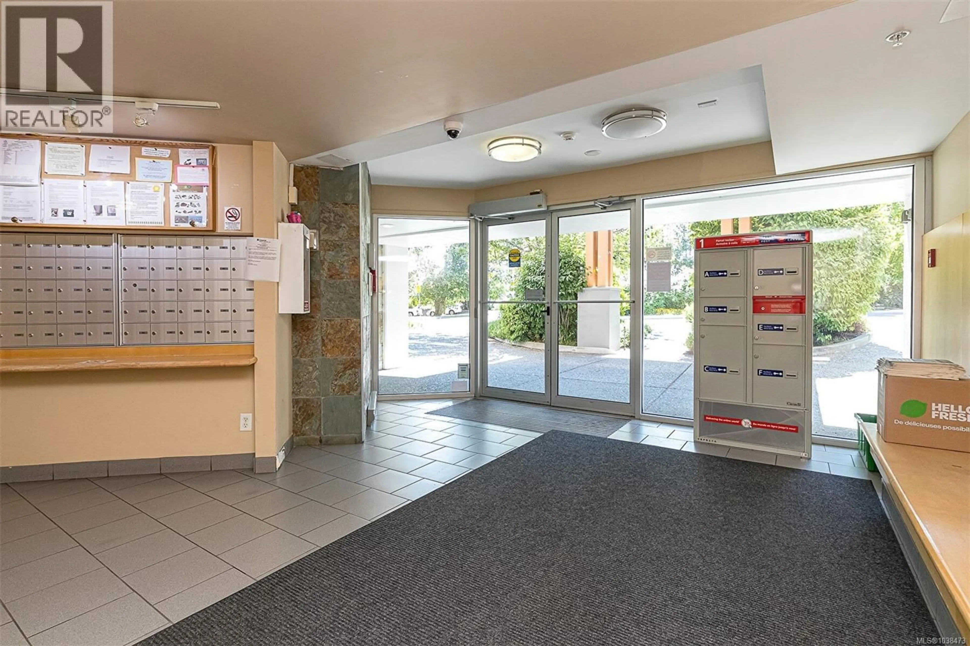 Indoor foyer for 201 - 1550 CHURCH AVENUE, Saanich British Columbia V8P2H1
