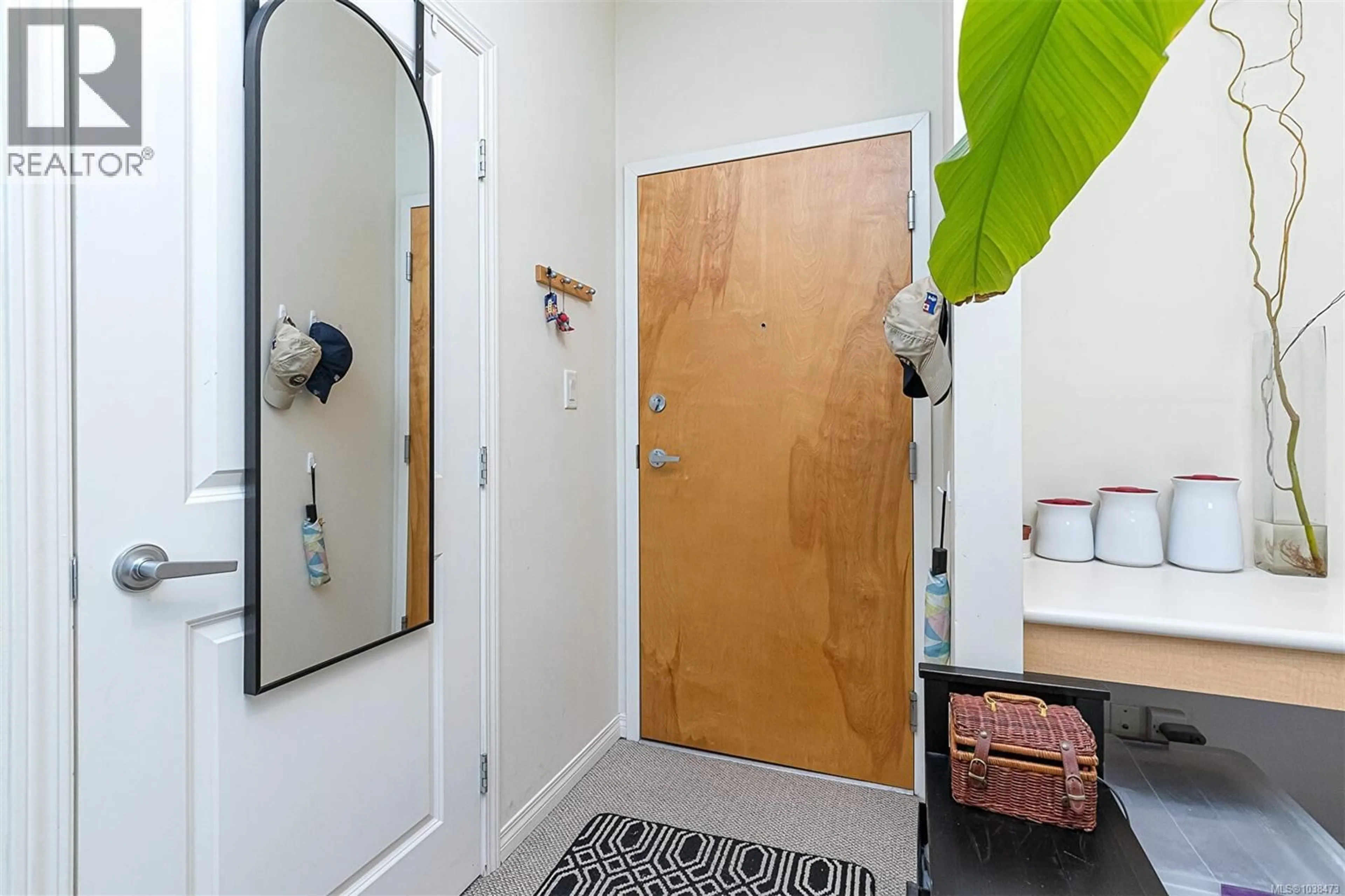 Indoor entryway for 201 - 1550 CHURCH AVENUE, Saanich British Columbia V8P2H1
