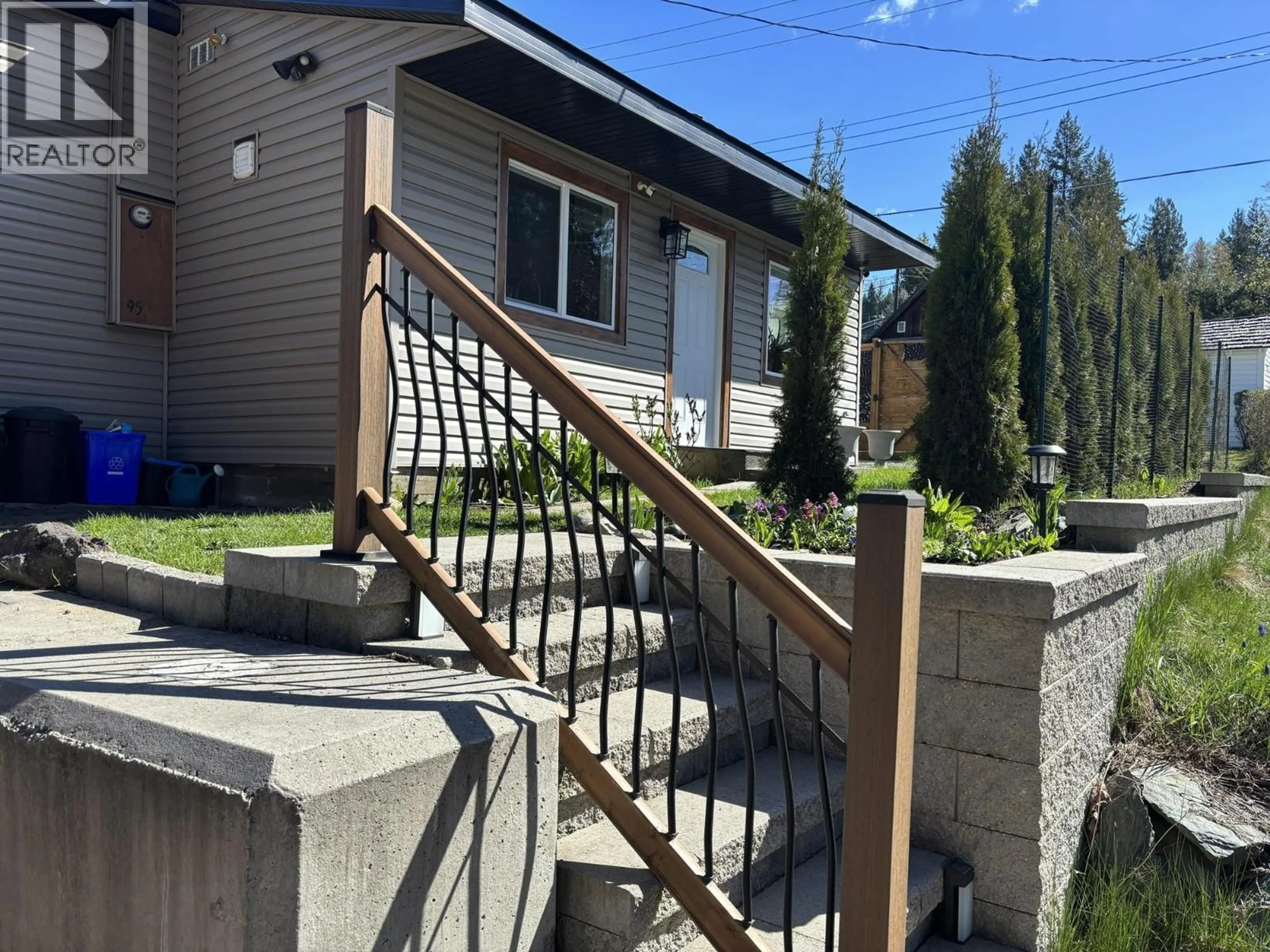 Stairs for 95 2ND STREET NORTHWEST, Nakusp British Columbia V0G1R0