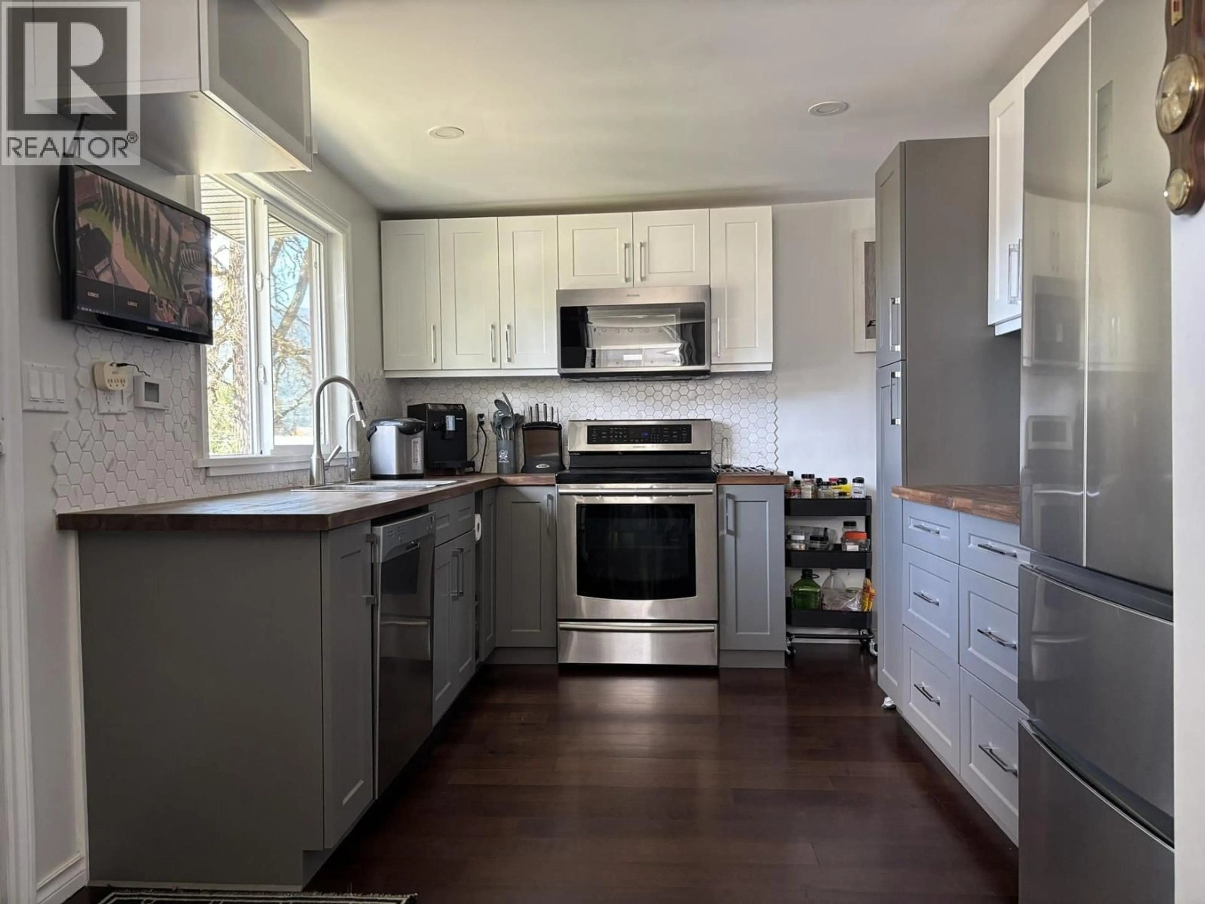 Open concept kitchen, wood/laminate floor for 95 2ND STREET NORTHWEST, Nakusp British Columbia V0G1R0