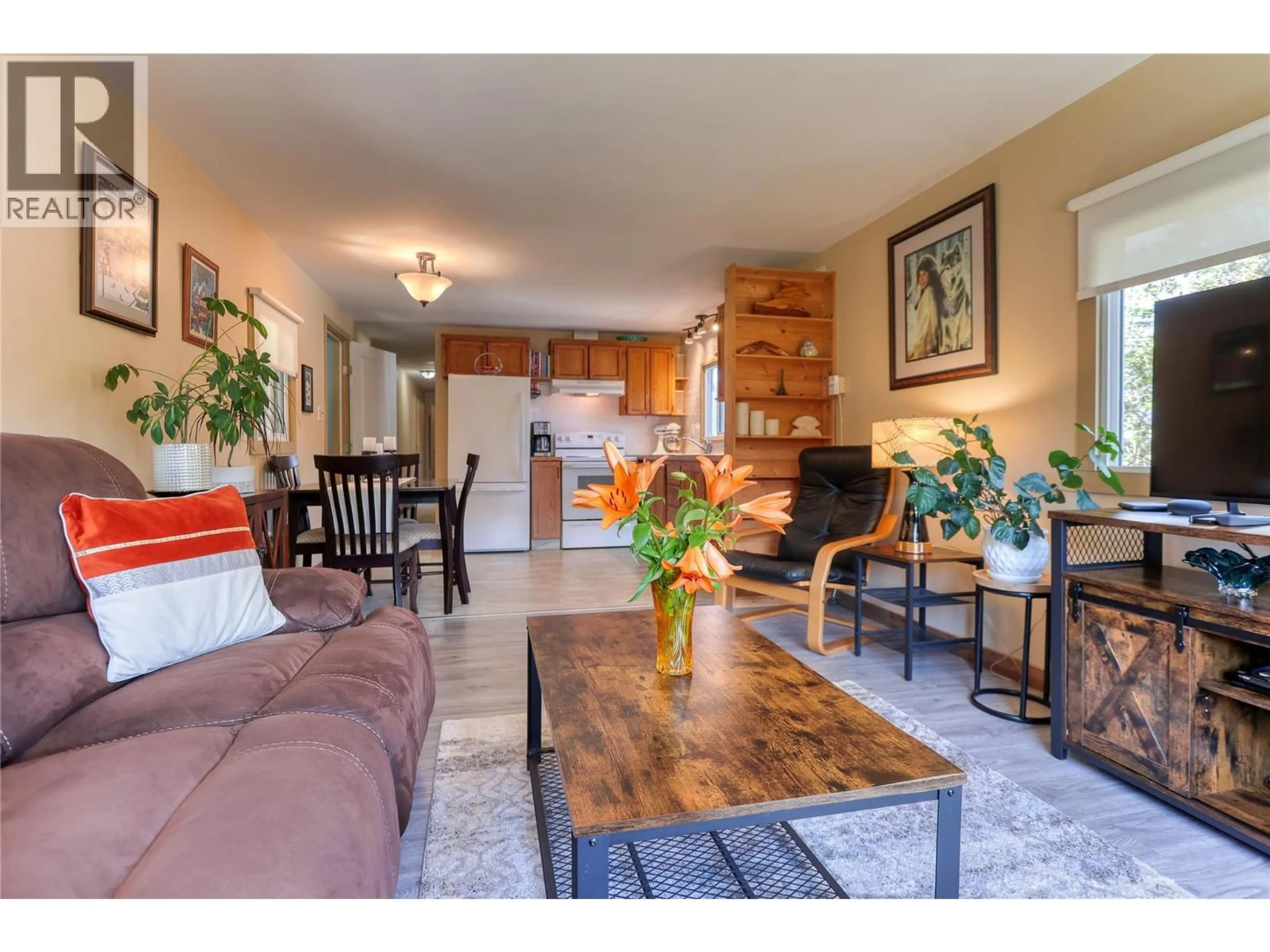 Living room with furniture, wood/laminate floor for 39 - 1554 GRANITE ROAD, Nelson British Columbia V1L6P1